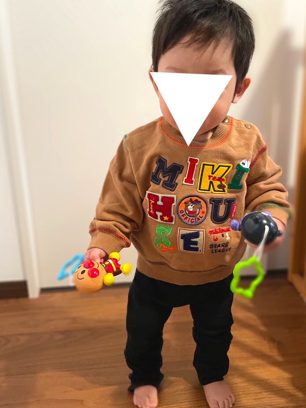 「秋冬コーデ、男の子コーデ、むすこーで、バースデイ、1歳、1歳2ヶ月、保育園コーデ、保育園、クレードスコープ、デニムジャケット、ミキハウス、converse、futafuta、男の子ベビー、ベビーコーデ」｜「Birthdayのアイテム（その他パンツ、ブラック系）」を使った、𝚖𝚒𝚣𝚞☻︎　  さん（キッズ・70cm）の秋コーディネートの2枚目の写真