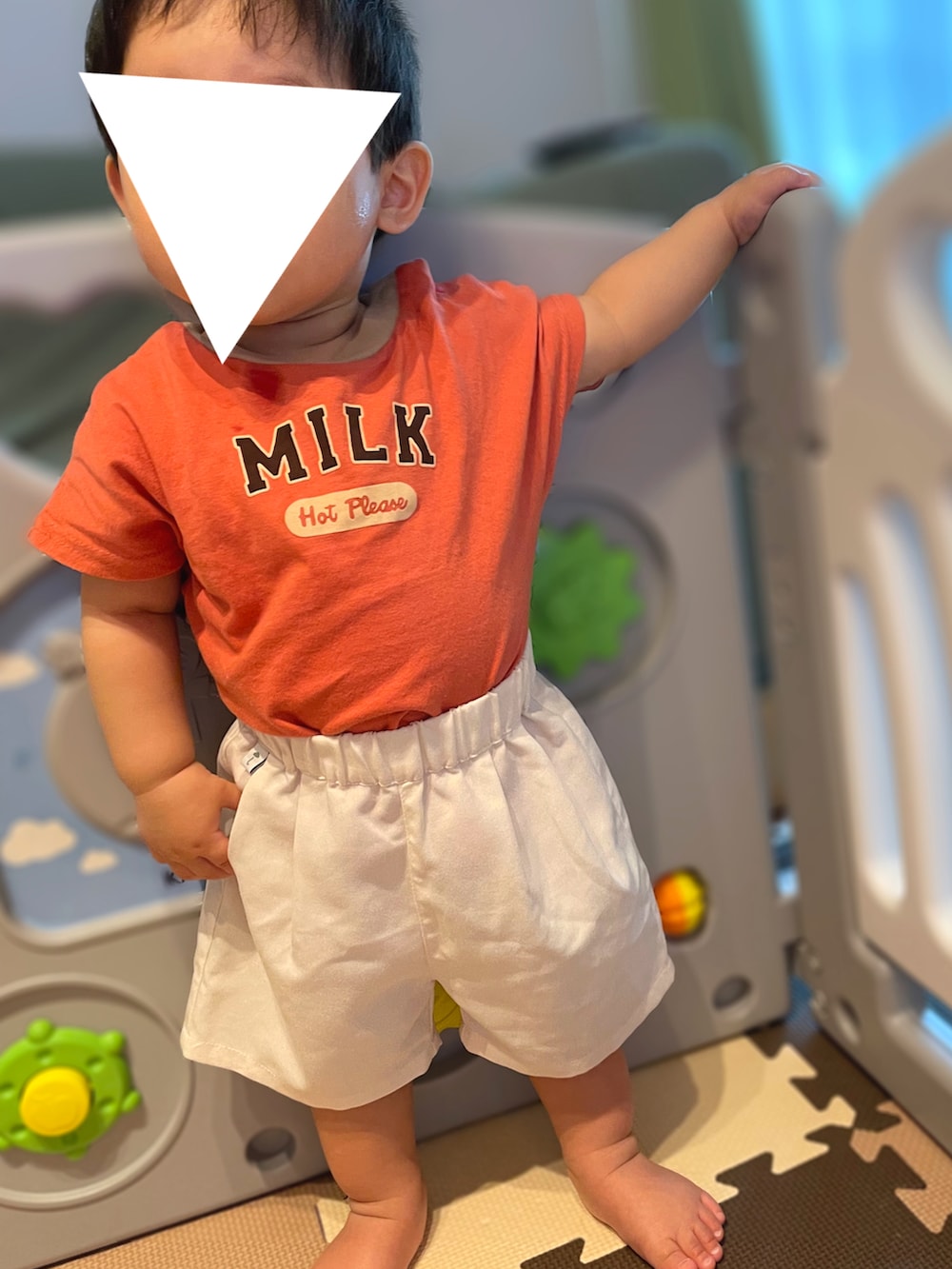 「タックイン、男の子、夏、BREEZE、男の子コーデ、おとこのこ、生後11ヶ月、０歳、moimoln、Tシャツ、白パンツ、保育園、保育園コーデ、オレンジTシャツ、ベビーコーデ」｜「BREEZEのTシャツ&サロペットセット（ロンパース、オレンジ系）」を使った、𝚖𝚒𝚣𝚞☻︎　  さん（キッズ・70cm）の夏コーディネートの2枚目の写真