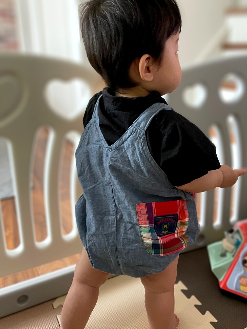 「SHEIN、むすこーで、生後10ヶ月、ベビーコーデ、オーバーオール、だるまオール、ミキハウス、男の子ベビー、黒シャツ、チェック」｜「MIKI HOUSEのアイテム（サロペット/オーバーオール、レッド系）」を使った、𝚖𝚒𝚣𝚞☻︎　  さん（キッズ・70cm）の夏コーディネートの3枚目の写真