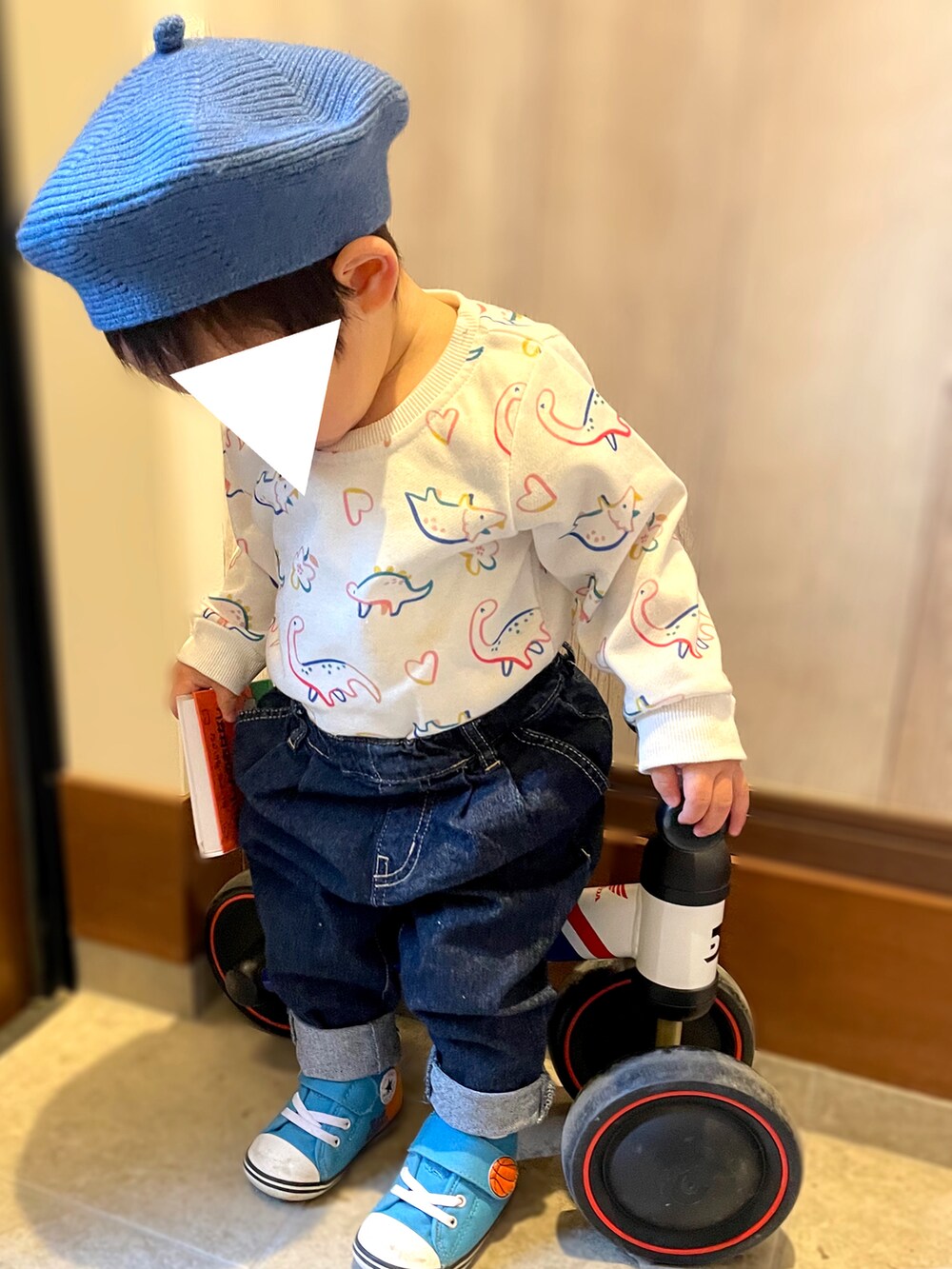 「保育園コーデ、おとこのこ、1歳、1歳5ヶ月、男の子ベビー、ベビーコーデ、保育園、ベレー帽、shein、恐竜、デニムパンツ、converse、１歳男の子、韓国子供服、markey's」｜「韓国子供服のアイテム（ハンチング/ベレー帽、ブルー系）」を使った、𝚖𝚒𝚣𝚞☻︎　  さん（キッズ・70cm）の冬コーディネートの2枚目の写真