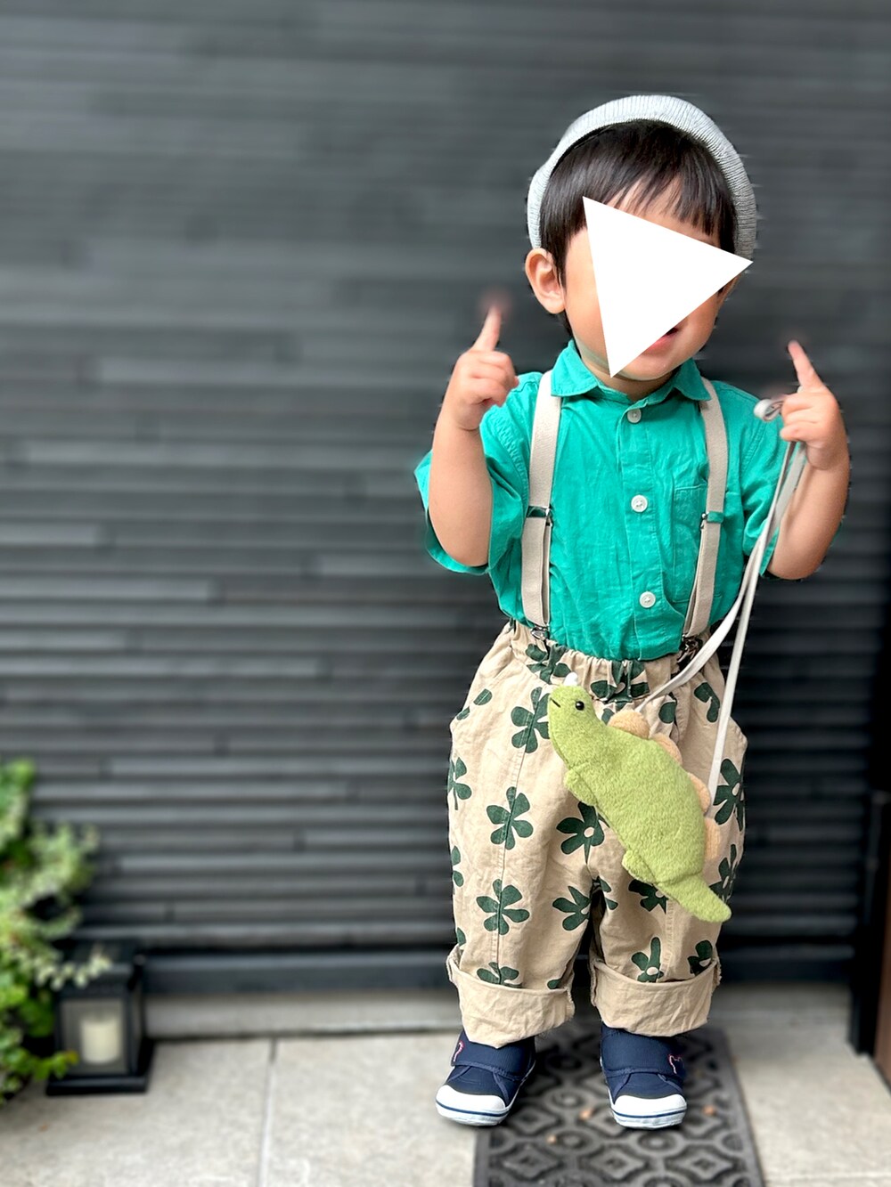 「ファッションを楽しもう、キッズファッション、男の子コーデ、2歳、2歳2ヶ月、花柄パンツ、ベレー帽、2歳男の子、BREEZE、aimoha(aimoha)、韓国子供服、恐竜、グリーン、プチプラ、ポシェット」｜「MIKI HOUSEのセカンドベビーシューズ（スニーカー、ブルー系）」を使った、𝚖𝚒𝚣𝚞☻︎　  さん（キッズ・80cm）の秋コーディネートの2枚目の写真