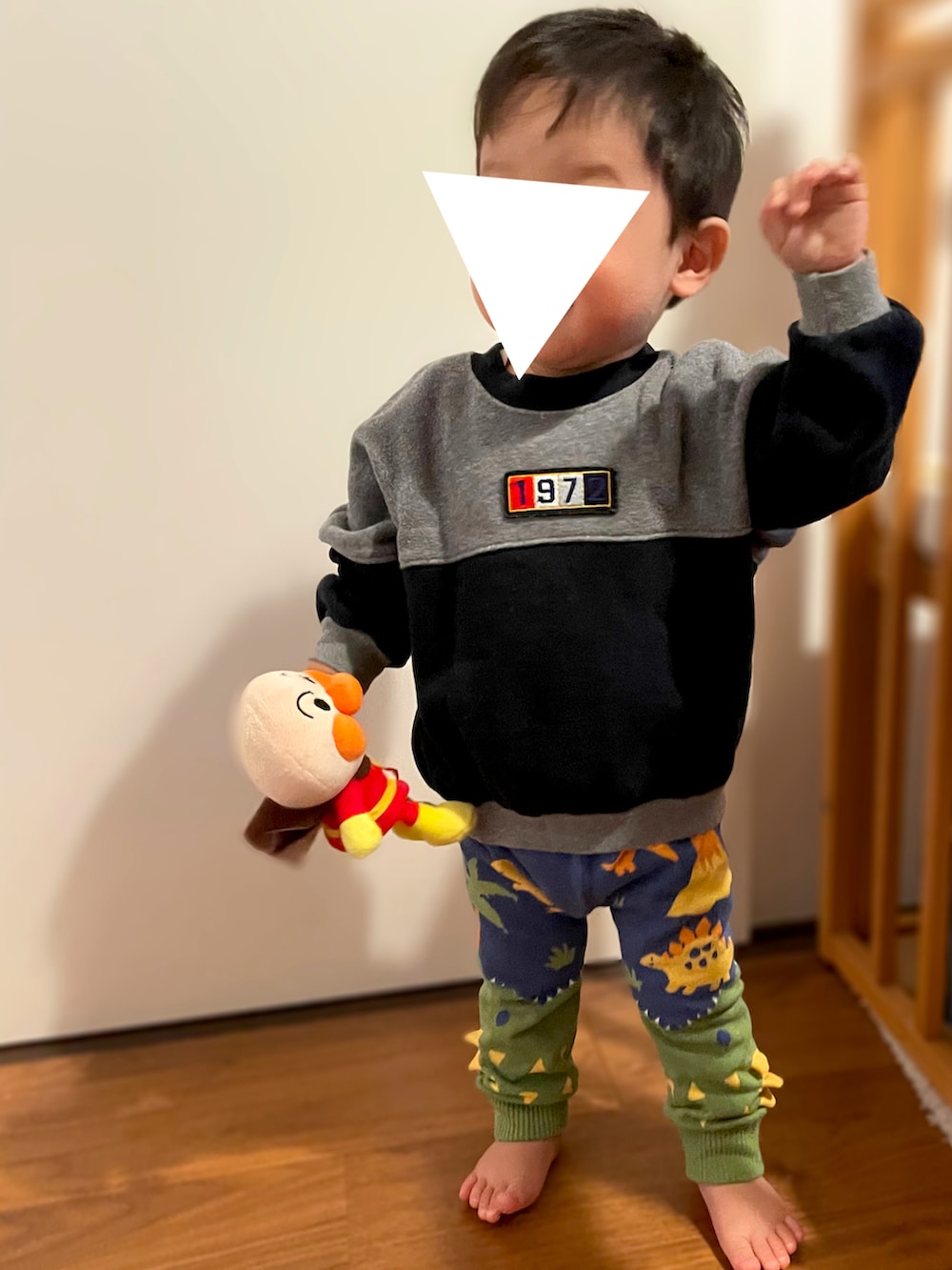 「カジュアルコーデ、男の子コーデ、レギンス、一歳、一歳男の子、1歳、1歳2ヶ月、男の子ベビー、ベビーコーデ、保育園コーデ、保育園、moujonjon、西松屋、恐竜、おさがり」｜「Moujonjonのアイテム（スウェット、ブラック系）」を使った、𝚖𝚒𝚣𝚞☻︎　  さん（キッズ・70cm）の秋コーディネートの3枚目の写真