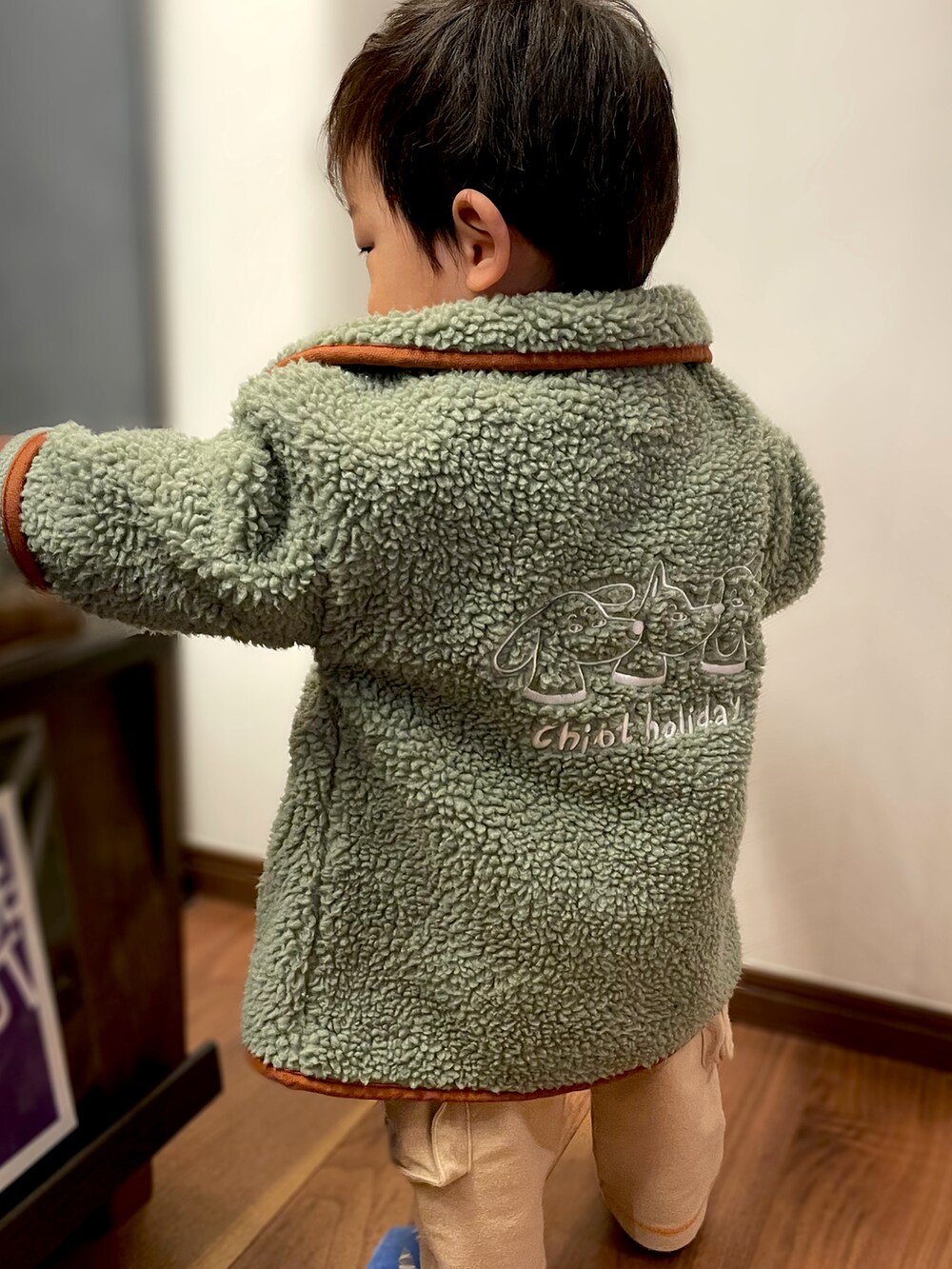 「1歳、1歳3ヶ月、韓国子供服、男の子ベビー、ベビーコーデ、１歳男の子、あったかコーデ、ボアジャケット、保育園コーデ、保育園、ホットビスケッツ、おとこのこ、むすこーで、モリーメリー」｜「HOT BISCUITSのアイテム（パンツ、ベージュ系）」を使った、𝚖𝚒𝚣𝚞☻︎　  さん（キッズ・70cm）の冬コーディネートの4枚目の写真