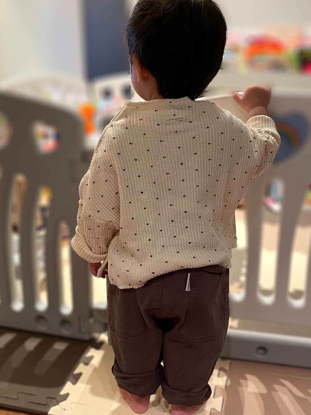「キッズファッション、ベビーファッション、ベビーコーデ、男の子コーデ、おとこのこーで、むすこーで、シンプルコーデ、赤ちゃんコーデ、1歳、1歳3ヶ月、メイクユアデイ、アプレレクール、１歳男の子、保育園コーデ、保育園」｜「apres les coursのWEB限定 スラブリブTシャツ（Tシャツ/カットソー、その他）」を使った、𝚖𝚒𝚣𝚞☻︎　  さん（キッズ・70cm）の冬コーディネートの4枚目の写真