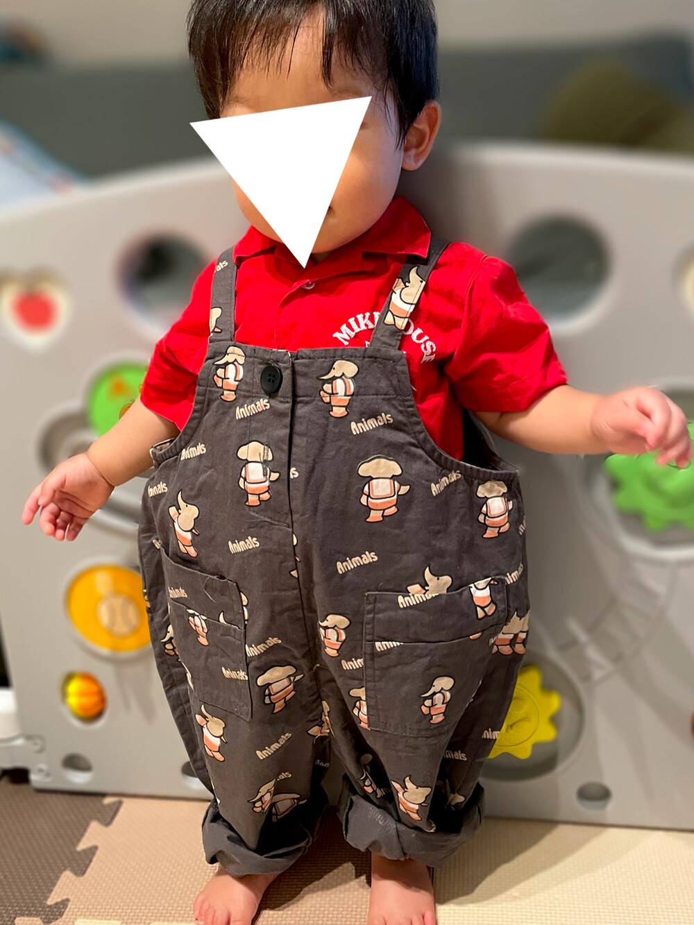 「韓国子供服、休日スタイル、男の子、むすこーで、ゾウさん、おとこのこ、aimoha(aimoha)、ミキハウス、オーバーオール、1歳、1歳0ヶ月、男の子ベビー、ベビーコーデ、赤シャツ」｜「aimohaのaimoha-KIDS- 可愛い総柄プリントサロペット（サロペット/オーバーオール、グレー系）」を使った、𝚖𝚒𝚣𝚞☻︎　  さん（キッズ・70cm）の秋コーディネートの3枚目の写真