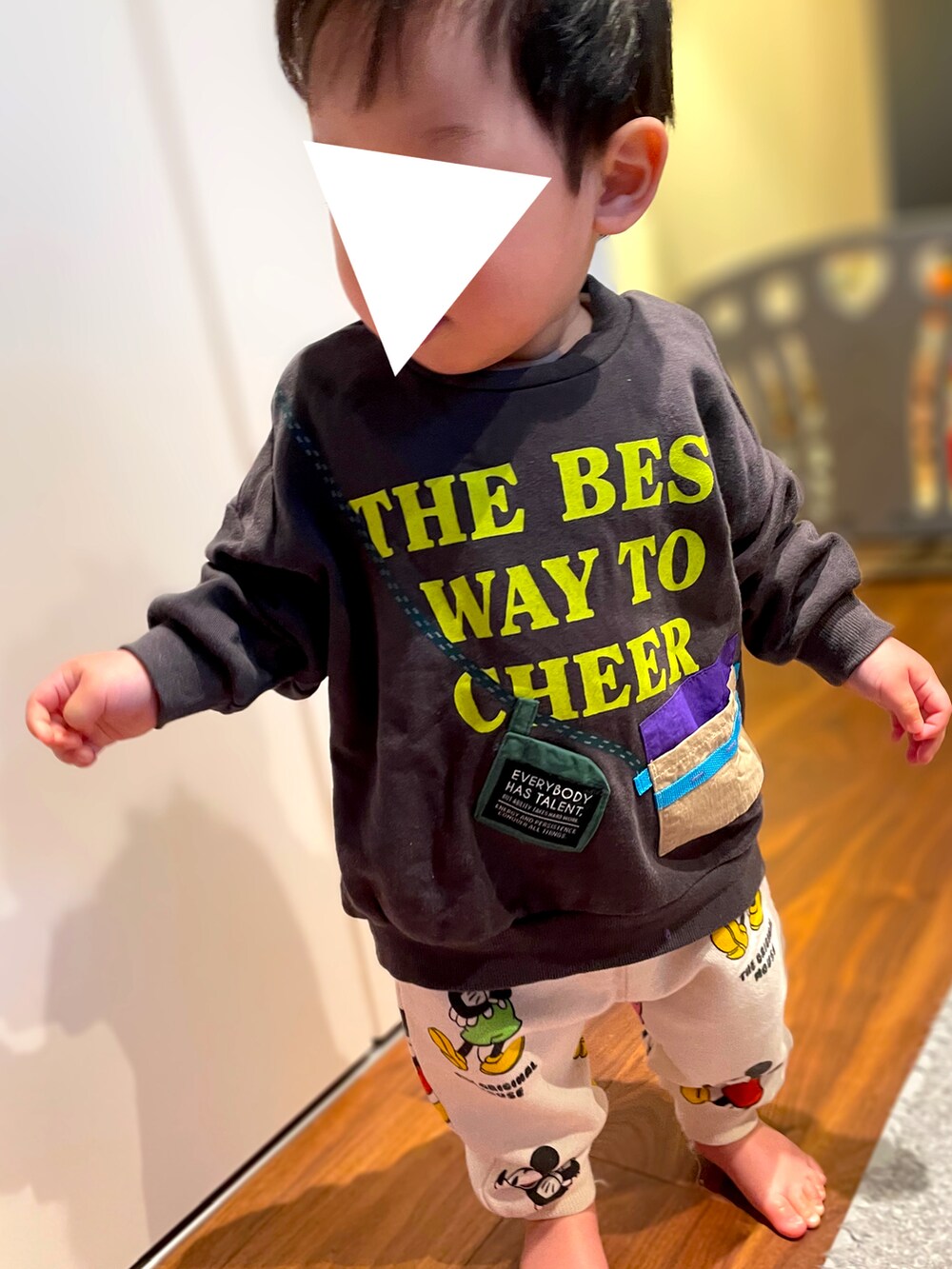 「男の子コーデ、スウェットパンツ、保育園コーデ、むすこーで、ベビーコーデ、1歳、1歳2ヶ月、保育園、スウェット、BREEZE、ZARA、男の子ベビー、いただきもの、ミッキー」｜「ZARAのアイテム（スウェットパンツ、ホワイト系）」を使った、𝚖𝚒𝚣𝚞☻︎　  さん（キッズ・70cm）の秋コーディネートの2枚目の写真