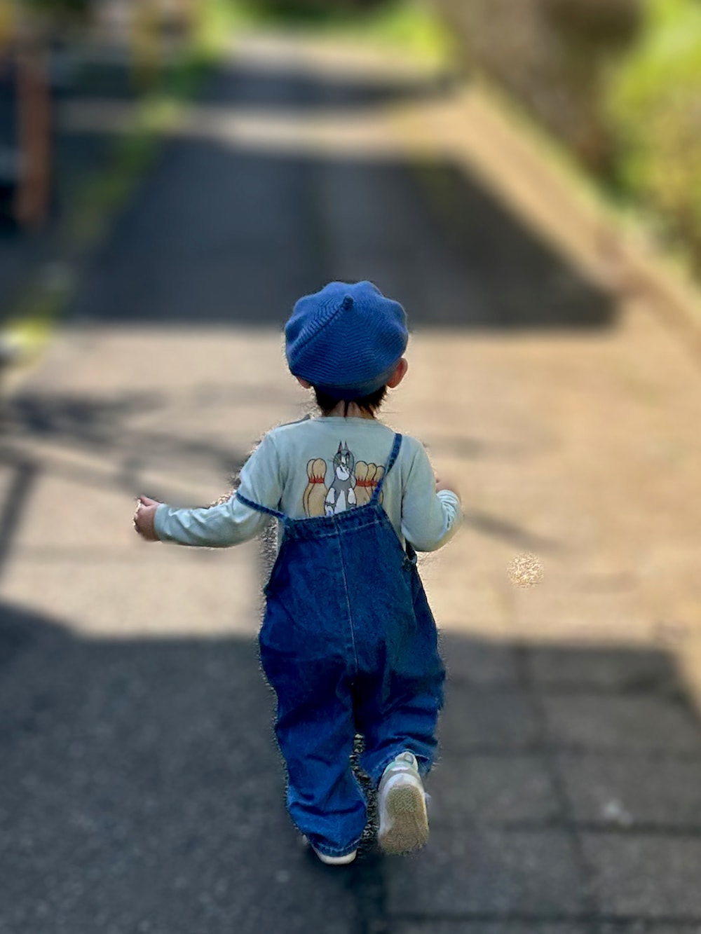 「お出かけコーデ、プチプラ、韓国子供服、休日スタイル、キッズファッション、おとこのこ、2歳、男の子、2歳7ヶ月、2歳男の子、ベレー帽、アカチャンホンポ、バースデイ、オーバーオール、トムとジェリー」｜「IFMEのBABY｜ifme patto 脱ぎ履き簡単 軽量スニーカーB（スニーカー、ベージュ系）」を使った、𝚖𝚒𝚣𝚞☻︎　  さん（キッズ・80cm）の春コーディネートの3枚目の写真