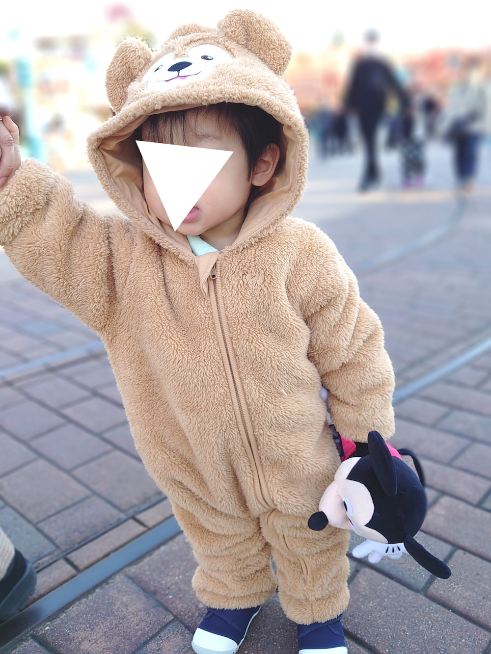 「キッズコーデ、男の子、今年もよろしくお願いします、むすこーで、モコモコアウター、ベビー、ベビーコーデ、1歳、1歳4ヶ月、１歳男の子、ディズニーコーデ、ダッフィー、ダッフィーコーデ、男の子ベビー、カバーオール」｜「MIKI HOUSEのセカンドベビーシューズ（スニーカー、ブルー系）」を使った、𝚖𝚒𝚣𝚞☻︎　  さん（キッズ・70cm）の冬コーディネートの2枚目の写真