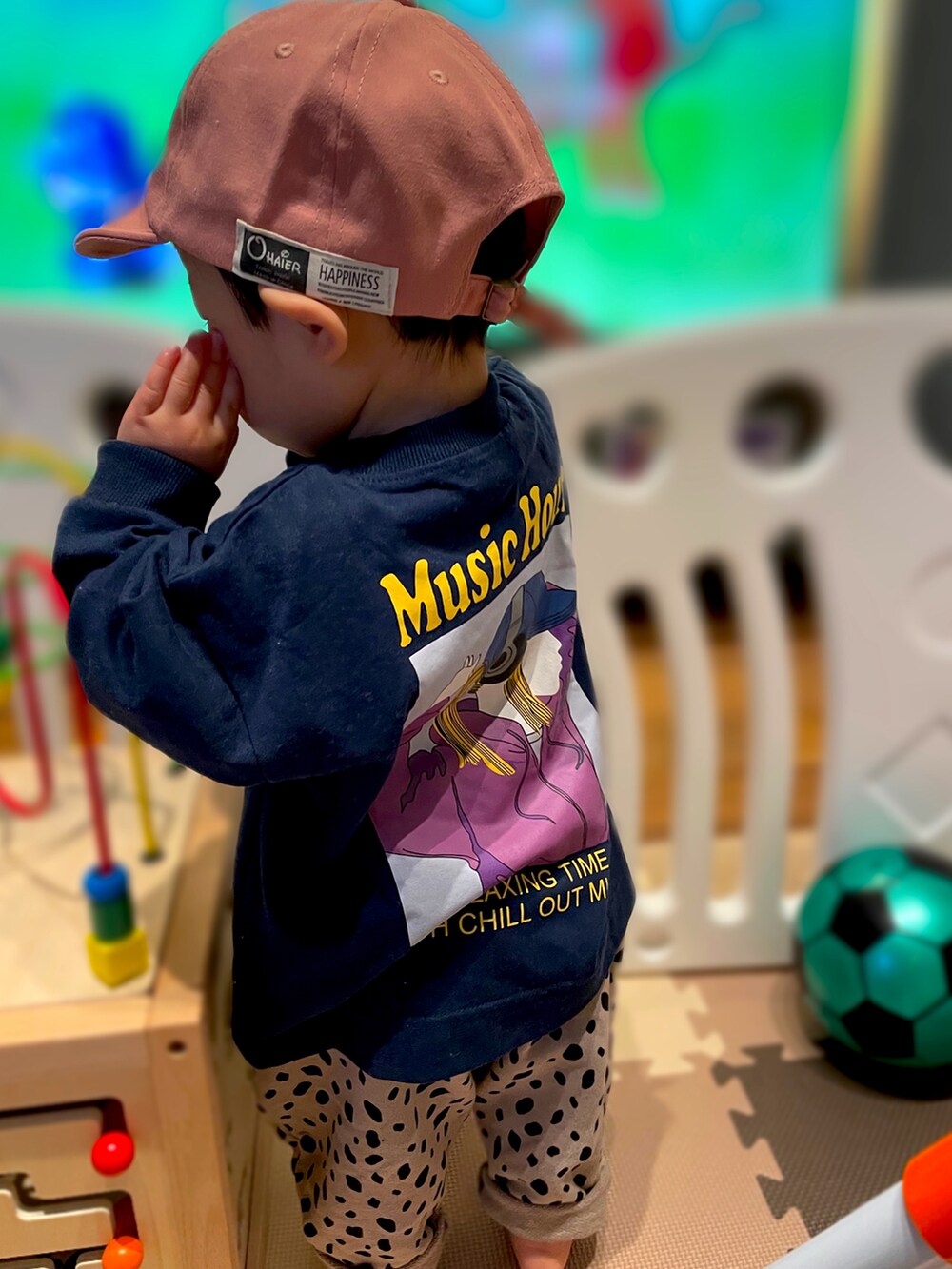 「男の子コーデ、おとこのこ、1歳、1歳2ヶ月、保育園コーデ、保育園、男の子ベビー、ベビーコーデ、ブランシェス、デビロック、韓国子供服、ピンクキャップ、キャップ、バックプリント、赤ちゃんコーデ」｜「BRANSHESの【bコレ】グラフィック長袖Tシャツ（Tシャツ/カットソー、ブルー系）」を使った、𝚖𝚒𝚣𝚞☻︎　  さん（キッズ・70cm）の秋コーディネートの4枚目の写真
