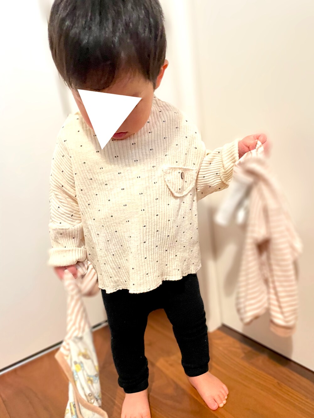 「モノトーン、レギンス、1歳、シンプルスタイル、むすこーで、保育園、保育園コーデ、1歳3ヶ月、ベビーコーデ、男の子ベビー、１歳男の子、ユニクロ、ユニクロレギンス、アプレレクール、おしりプリント」｜「apres les coursのWEB限定 スラブリブTシャツ（Tシャツ/カットソー、その他）」を使った、𝚖𝚒𝚣𝚞☻︎　  さん（キッズ・70cm）の冬コーディネートの4枚目の写真