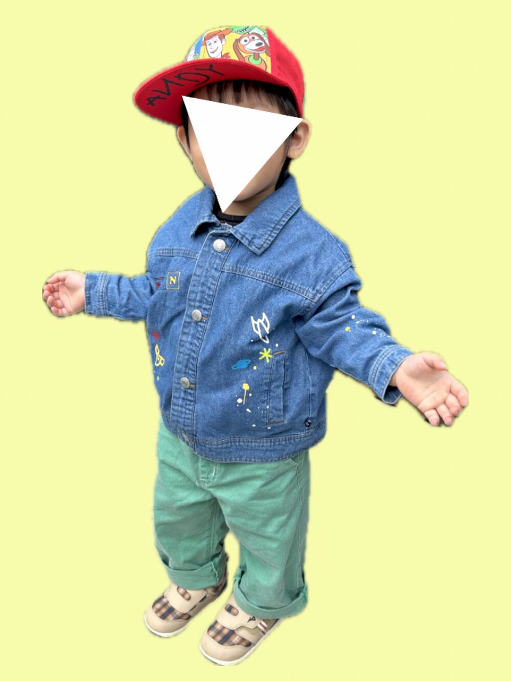 「むすこーで、保育園コーデ、男の子コーデ、おとこのこ、男の子、トイストーリー、デニムジャケット、キャップ、3歳、３歳２ヶ月、3歳男の子、ベビードール、しまむら、保育園、グリーンパンツ」｜「Disneyのディズニー トイ・ストーリー カラフルツイルキャップ 9211（キャップ、レッド系）」を使った、𝚖𝚒𝚣𝚞☻︎　  さん（キッズ・90cm）の秋コーディネートの2枚目の写真