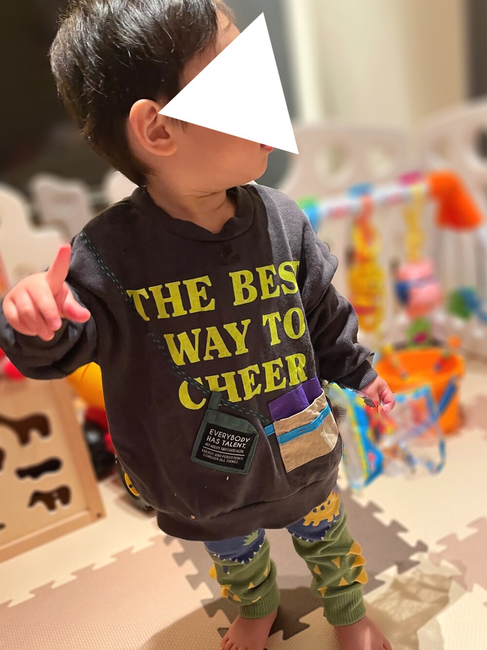 「キッズファッション、男の子コーデ、保育園、1歳、1歳3ヶ月、１歳男の子、男の子ベビー、ベビーコーデ、BREEZE、西松屋、保育園コーデ、レギンス、恐竜、プチプラ、おとこのこ」｜「BREEZEのサコッシュ付きトレーナー（スウェット、グレー系）」を使った、𝚖𝚒𝚣𝚞☻︎　  さん（キッズ・70cm）の冬コーディネートの3枚目の写真