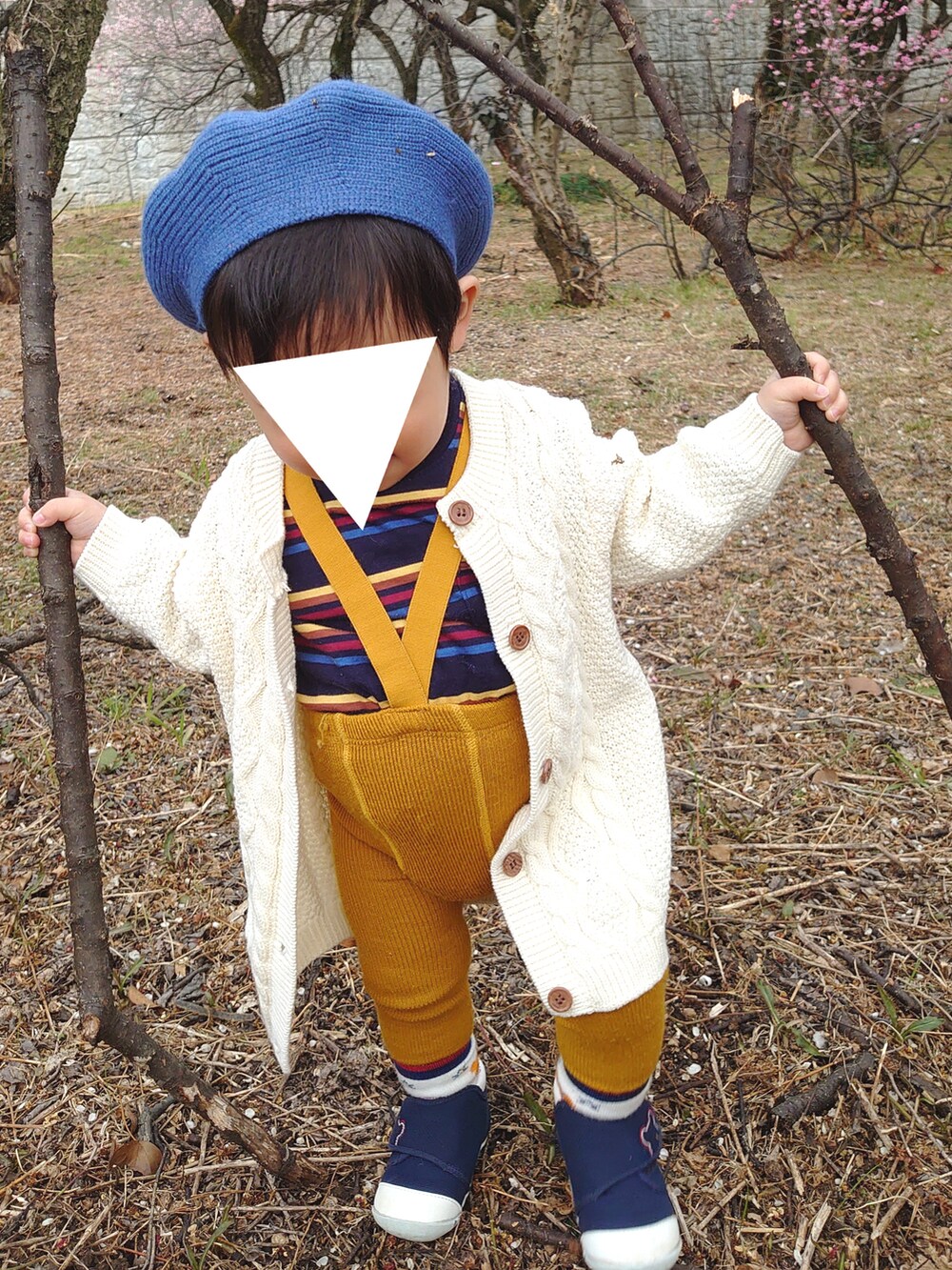 「おさんぽコーデ、韓国子供服、休日スタイル、キッズコーデ、1歳、1歳5ヶ月、１歳男の子、男の子ベビー、ベビーコーデ、サスペンダーレギンス、カーディガン、shein、condor、GAP、ベレー帽」｜「condorのアイテム（レギンス/スパッツ、イエロー系）」を使った、𝚖𝚒𝚣𝚞☻︎　  さん（キッズ・70cm）の冬コーディネートの3枚目の写真