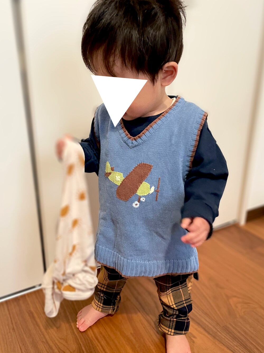 「男の子、こどもコーデ、むすこーで、キッズコーデ、ベスト、ニットベスト、1歳、1歳3ヶ月、１歳男の子、男の子ベビー、ベビーコーデ、gymboree、Branshes、BREEZE、チェックパンツ」｜「GYMBOREEのアイテム（ベスト、ブルー系）」を使った、𝚖𝚒𝚣𝚞☻︎　  さん（キッズ・70cm）の秋コーディネートの2枚目の写真