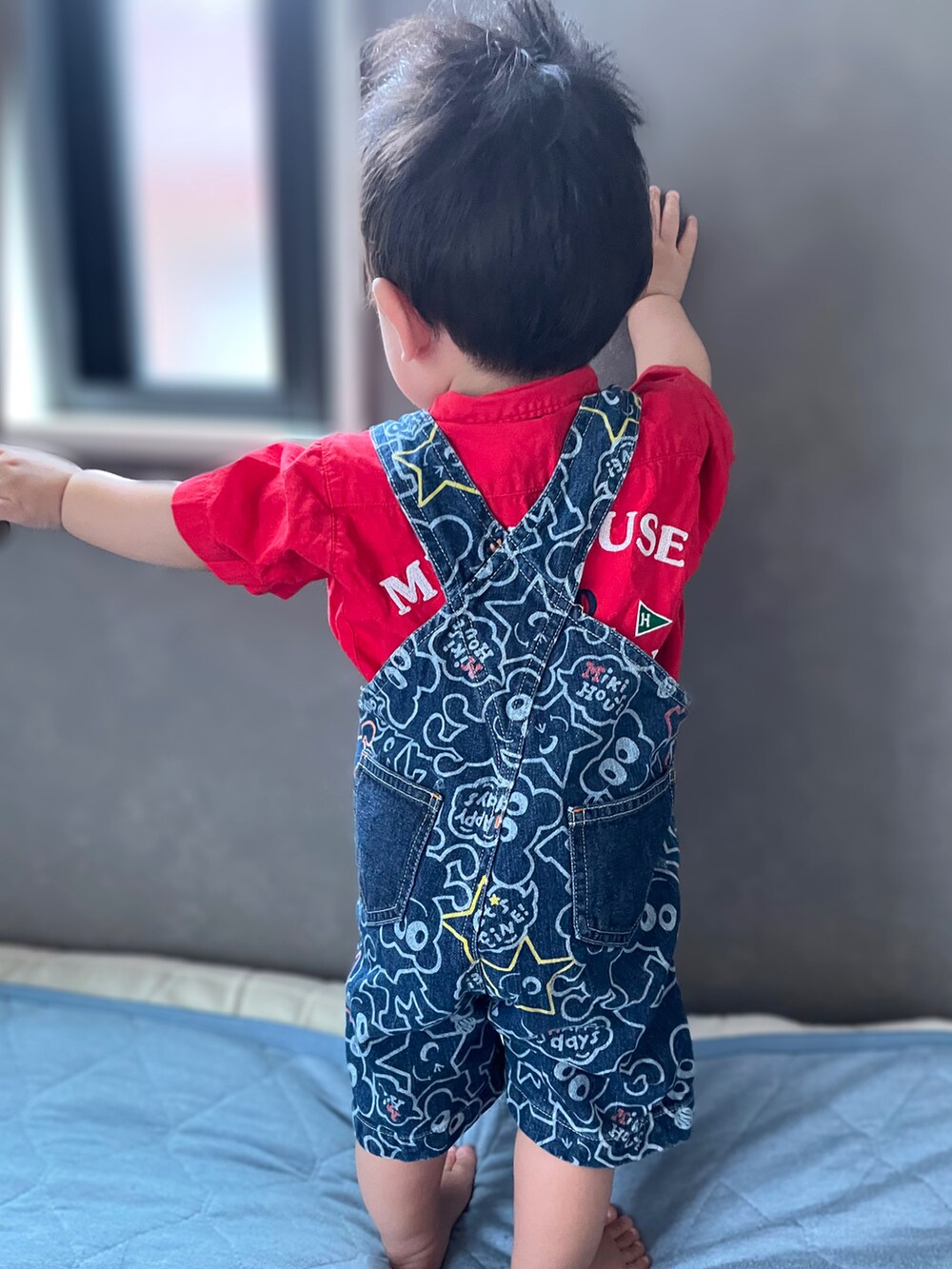 「夏コーデ、おとこのこ、男の子コーデ、生後11ヶ月、０歳、ミキハウス、サロペット、ベビーコーデ、男の子ベビー、赤シャツ、柄サロペ、オーバーオール」｜「MIKI HOUSEのアイテム（シャツ/ブラウス、レッド系）」を使った、𝚖𝚒𝚣𝚞☻︎　  さん（キッズ・70cm）の夏コーディネートの2枚目の写真
