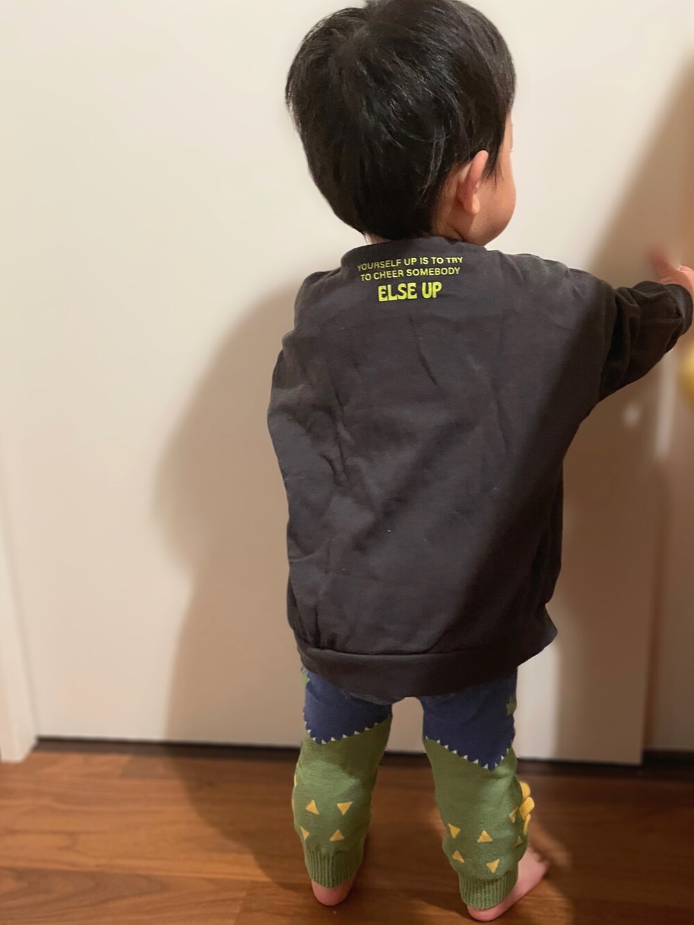 「キッズファッション、男の子コーデ、保育園、1歳、1歳3ヶ月、１歳男の子、男の子ベビー、ベビーコーデ、BREEZE、西松屋、保育園コーデ、レギンス、恐竜、プチプラ、おとこのこ」｜「BREEZEのサコッシュ付きトレーナー（スウェット、グレー系）」を使った、𝚖𝚒𝚣𝚞☻︎　  さん（キッズ・70cm）の冬コーディネートの2枚目の写真