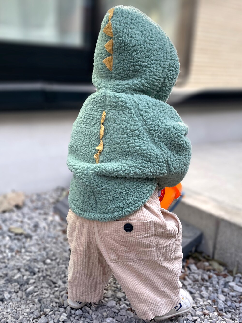 「キッズコーデ、キッズファッション、おとこのこスタイル、男の子、1歳、1歳5ヶ月、１歳男の子、男の子ベビー、ベビーコーデ、BREEZE、BABYDOLL、サロペット、ポンチョ、ZARA、恐竜」｜「CONVERSEのCONVERSE MINI INCHSTAR W/N / コンバース ミニ インチスター W/N（スニーカー、ホワイト系）」を使った、𝚖𝚒𝚣𝚞☻︎　  さん（キッズ・70cm）の冬コーディネートの2枚目の写真