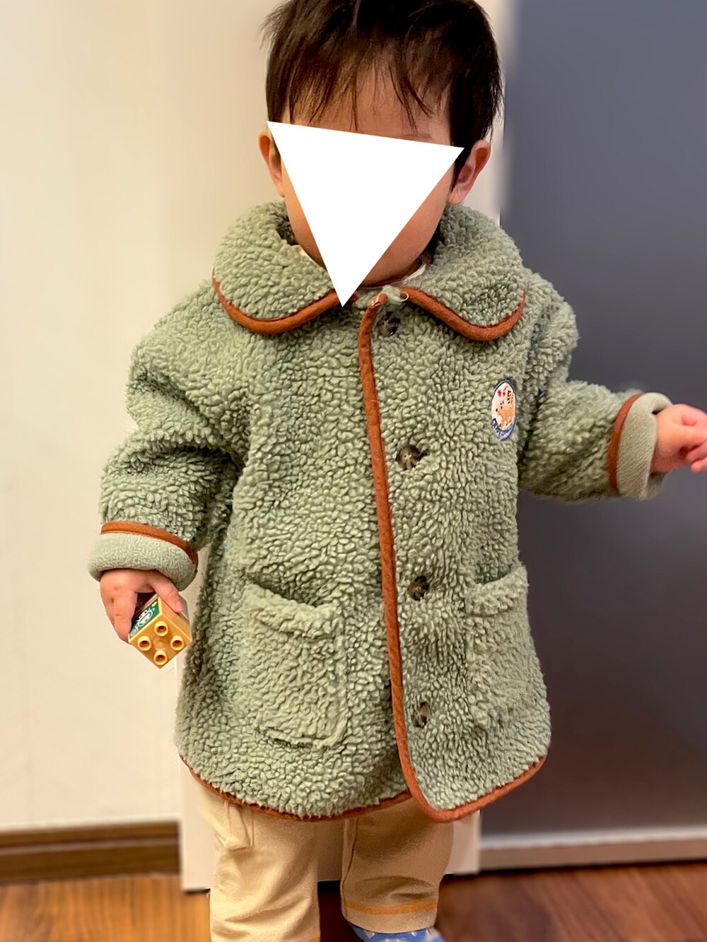 「1歳、1歳3ヶ月、韓国子供服、男の子ベビー、ベビーコーデ、１歳男の子、あったかコーデ、ボアジャケット、保育園コーデ、保育園、ホットビスケッツ、おとこのこ、むすこーで、モリーメリー」｜「HOT BISCUITSのアイテム（パンツ、ベージュ系）」を使った、𝚖𝚒𝚣𝚞☻︎　  さん（キッズ・70cm）の冬コーディネートの2枚目の写真