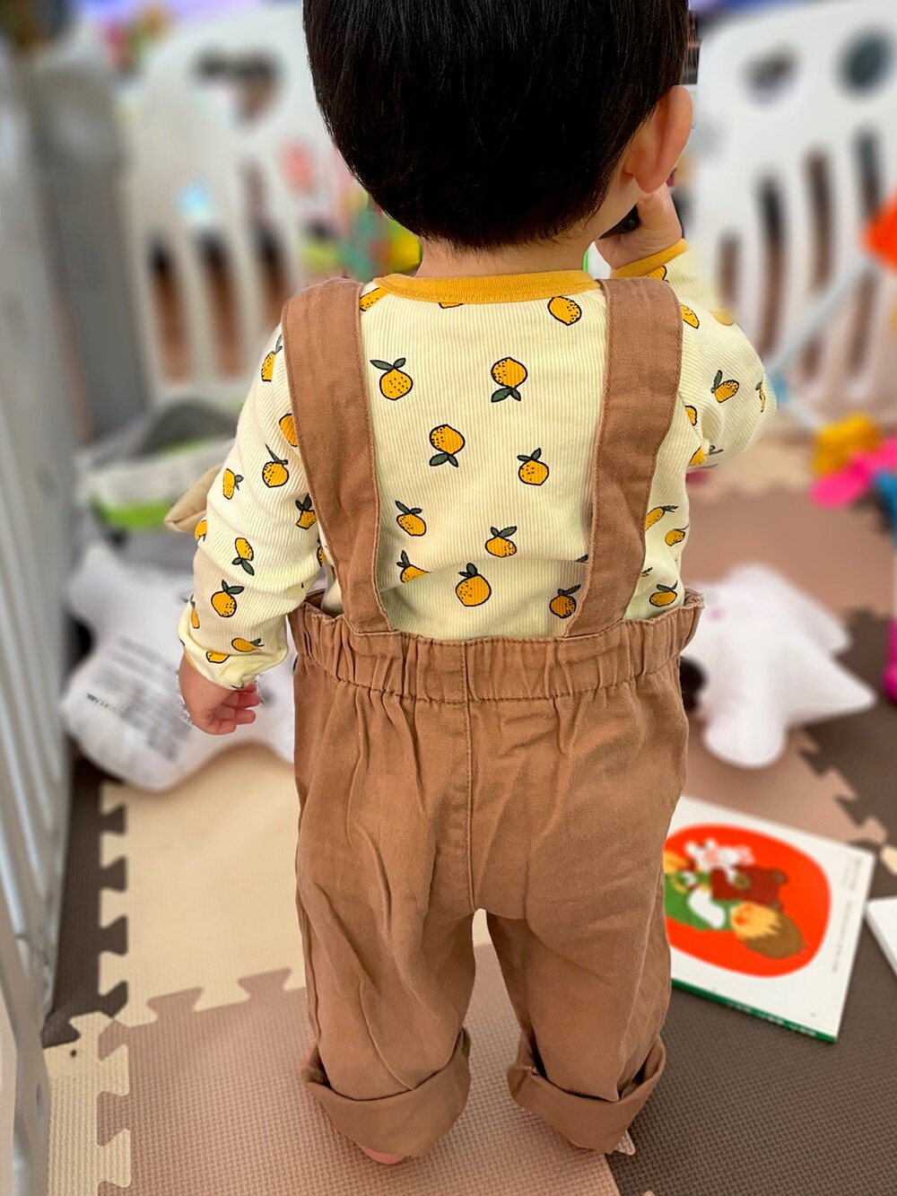「キッズファッション、休日スタイル、男の子、ベビーファッション、おとこのこ、しまむら、レモン、サロペット、1歳、1歳2ヶ月、男の子ベビー、ベビーコーデ、セレクトショップ、ロンパース、海外子供服」｜「韓国子供服のアイテム（ロンパース、イエロー系）」を使った、𝚖𝚒𝚣𝚞☻︎　  さん（キッズ・70cm）の秋コーディネートの3枚目の写真