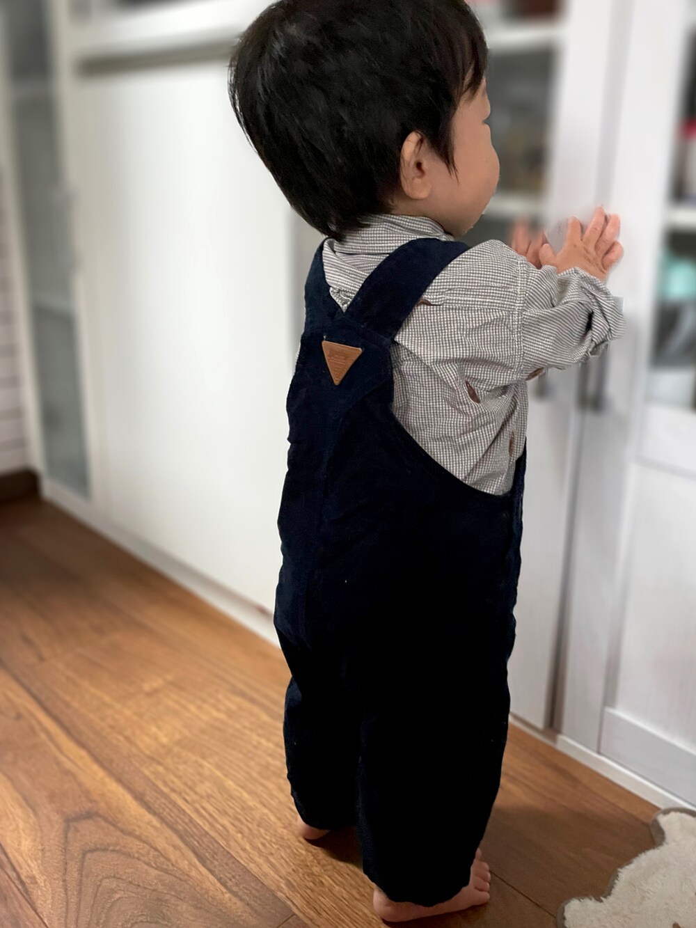 「休日スタイル、キッズファッション、サロペット、マーキーズ、markey's、おとこのこ、1歳、1歳1ヶ月、petit main、ミッキー、シャツスタイル、オーバーオール、男の子ベビー、ベビーコーデ、big field」｜「petit mainのアイテム（サロペット/オーバーオール、ブラック系）」を使った、𝚖𝚒𝚣𝚞☻︎　  さん（キッズ・70cm）の秋コーディネートの3枚目の写真