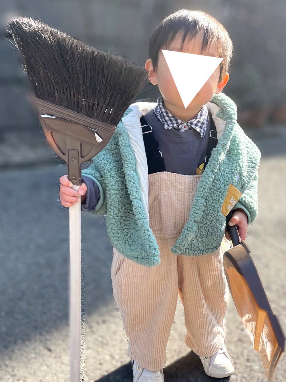 「キッズコーデ、キッズファッション、おとこのこスタイル、男の子、1歳、1歳5ヶ月、１歳男の子、男の子ベビー、ベビーコーデ、BREEZE、BABYDOLL、サロペット、ポンチョ、ZARA、恐竜」｜「CONVERSEのCONVERSE MINI INCHSTAR W/N / コンバース ミニ インチスター W/N（スニーカー、ホワイト系）」を使った、𝚖𝚒𝚣𝚞☻︎　  さん（キッズ・70cm）の冬コーディネートの4枚目の写真