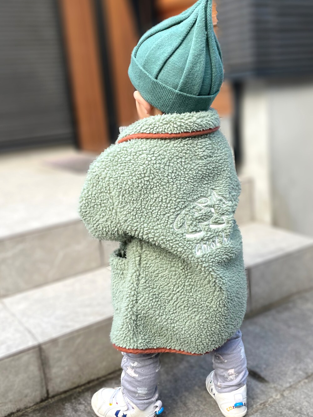 「むすこーで、バースデイ、冬のコーデ、1歳、1歳4ヶ月、１歳男の子、男の子ベビー、ベビーコーデ、トンガリ帽子、韓国子供服、cottoli、コンバース、よちよち歩き、ボアジャケット、レギンス」｜「CLOUDY, FINE LATERのメレンゲニット帽（ニットキャップ/ビーニー、グリーン系）」を使った、𝚖𝚒𝚣𝚞☻︎　  さん（キッズ・70cm）の冬コーディネートの3枚目の写真