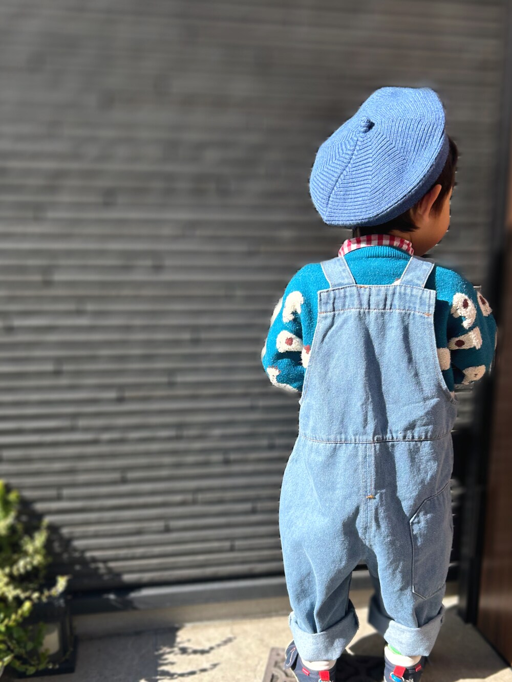 「冬を彩る色いろコーデ、ニット帽、韓国子供服、キッズファッション、ベレー帽、チェック、2歳、2歳5ヶ月、2歳男の子、男の子、オーバーオール、BREEZE、ブルー×レッド、チェックシャツ、BeBe」｜「韓国子供服のアイテム（ハンチング/ベレー帽、ブルー系）」を使った、𝚖𝚒𝚣𝚞☻︎　  さん（キッズ・80cm）の冬コーディネートの2枚目の写真