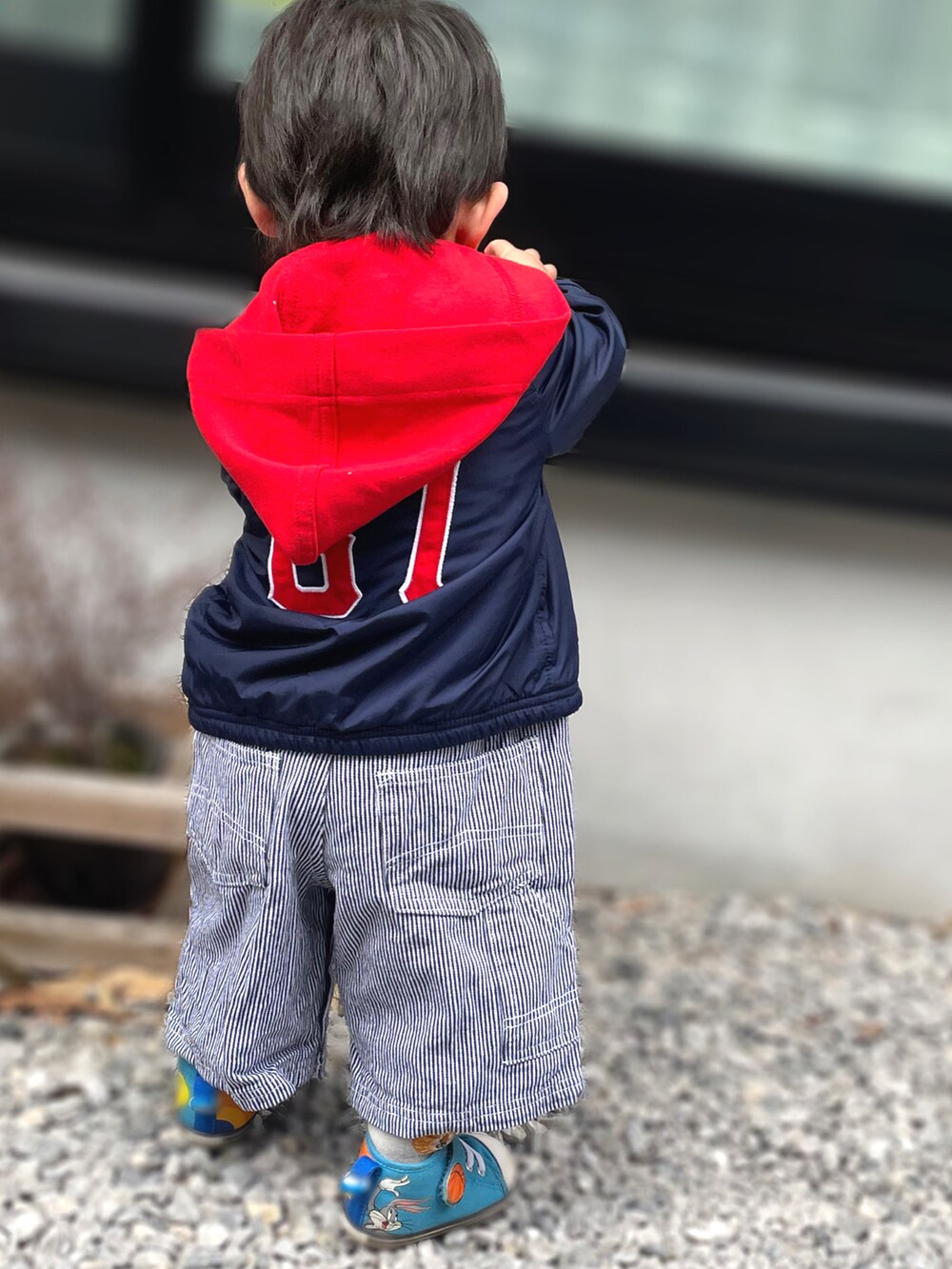 「キッズファッション、むすこーで、男の子、男の子コーデ、韓国子供服、1歳、1歳7ヶ月、Polo Ralph Lauren、西松屋、サロペット、converse、古着、１歳男の子、オーバーオール」｜「CONVERSEのCONVERSE BABY ALL STAR N SPACE JAM PT Z / コンバース ベビー オールスター N スペース ジャム PT Z（スニーカー、ブルー系）」を使った、𝚖𝚒𝚣𝚞☻︎　  さん（キッズ・70cm）の春コーディネートの3枚目の写真