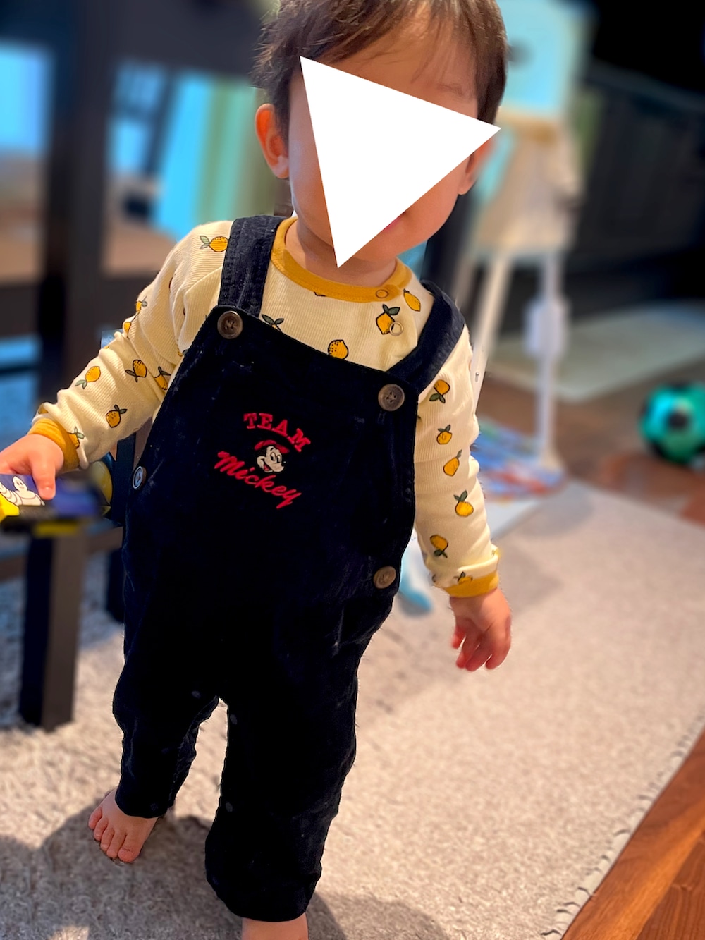 「韓国子供服、赤ちゃんコーデ、韓国服、1歳、1歳3ヶ月、男の子ベビー、ベビーコーデ、１歳男の子、オーバーオール、サロペット、レモン柄、むすこーで、petit main、ミッキー、男の子コーデ」｜「petit mainのアイテム（サロペット/オーバーオール、ブラック系）」を使った、𝚖𝚒𝚣𝚞☻︎　  さん（キッズ・70cm）の冬コーディネートの2枚目の写真