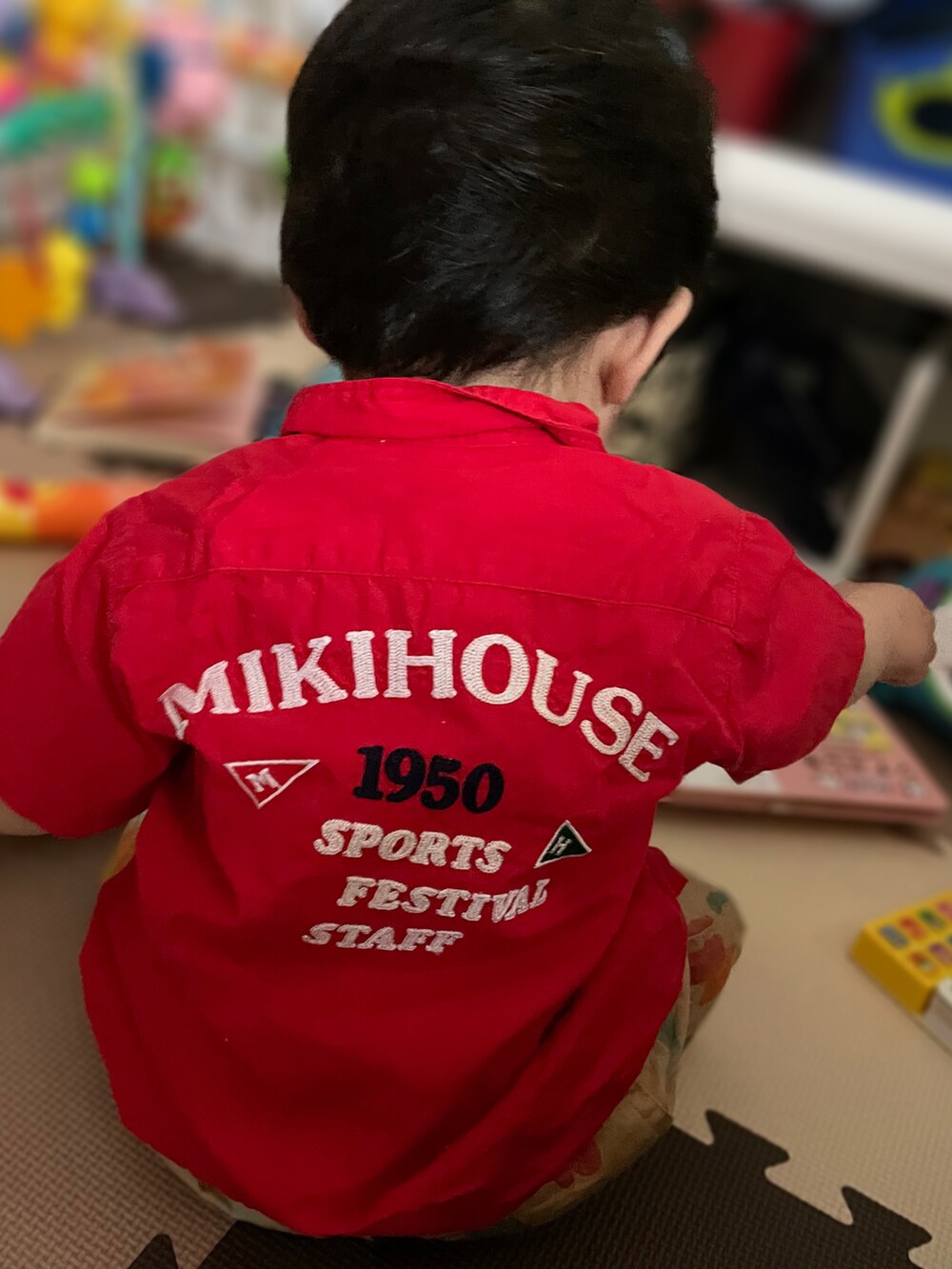 「生後9ヶ月、男の子ベビー、ベビーコーデ、おとこのこ、赤、カラーシャツ、ミキハウス、赤シャツ、ハーフパンツ」｜「MIKI HOUSEのアイテム（シャツ/ブラウス、レッド系）」を使った、𝚖𝚒𝚣𝚞☻︎　  さん（キッズ・70cm）の夏コーディネートの3枚目の写真