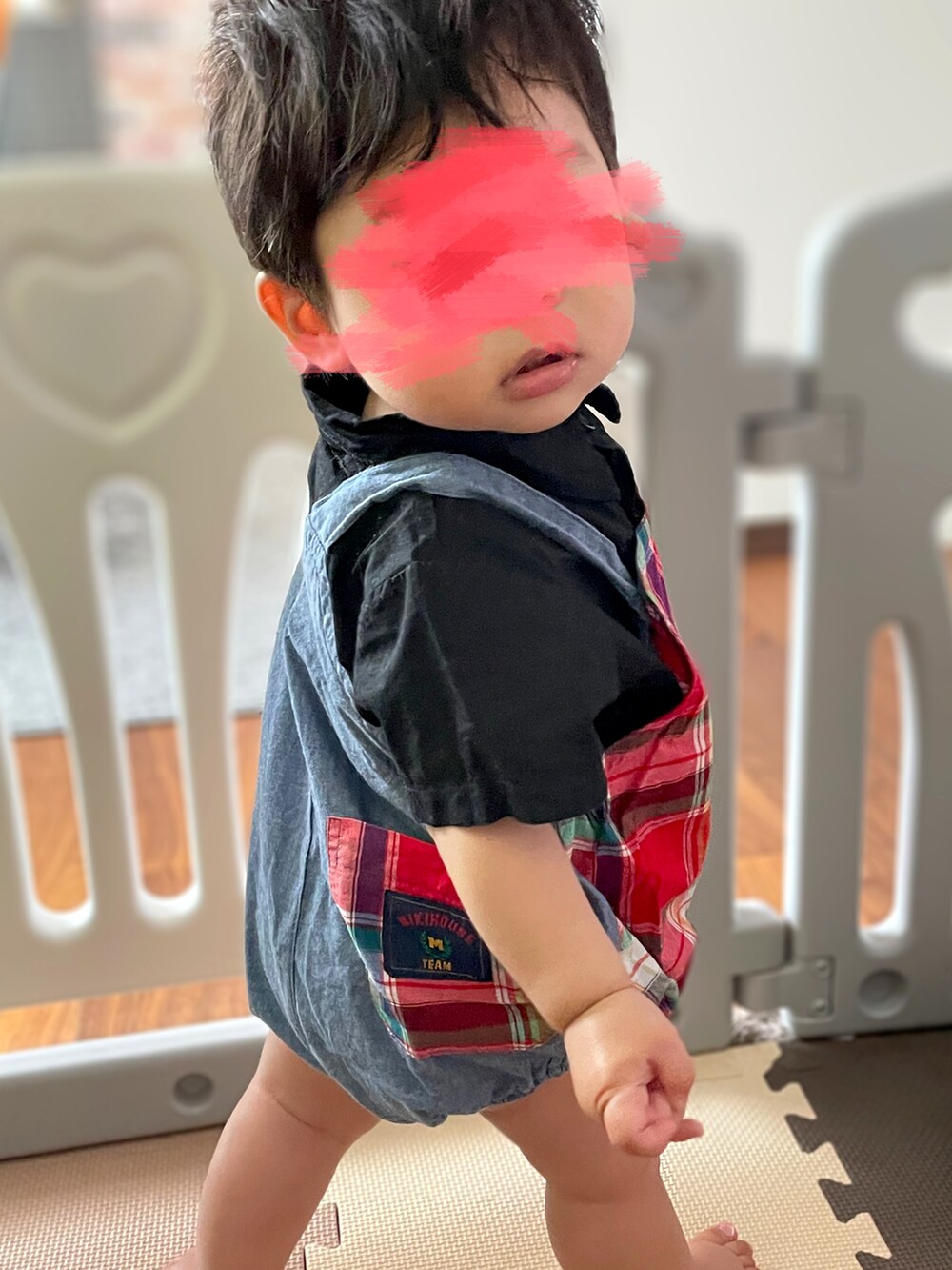 「SHEIN、むすこーで、生後10ヶ月、ベビーコーデ、オーバーオール、だるまオール、ミキハウス、男の子ベビー、黒シャツ、チェック」｜「MIKI HOUSEのアイテム（サロペット/オーバーオール、レッド系）」を使った、𝚖𝚒𝚣𝚞☻︎　  さん（キッズ・70cm）の夏コーディネートの2枚目の写真