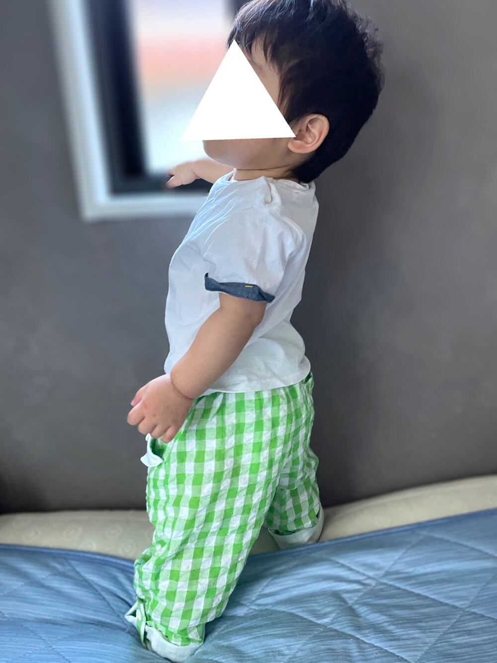 「夏コーデ、Tシャツ、カラーパンツ、キッズファッション、生後11ヶ月、ベビーコーデ、チェックパンツ、白Tシャツ、保育園、保育園コーデ、男の子ベビー、インセクトコレクション、OKAIDI、０歳」｜「OKAIDIのアイテム（Tシャツ/カットソー、ホワイト系）」を使った、𝚖𝚒𝚣𝚞☻︎　  さん（キッズ・70cm）の夏コーディネートの2枚目の写真