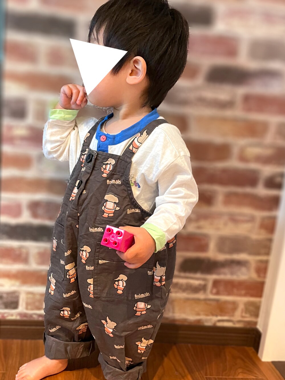 「キッズファッション、休日スタイル、春コーデ、おとこのこーで、韓国子供服、オーバーオール、１歳男の子、1歳、1歳6ヶ月、1歳半、aimoha(aimoha)、ゾウさん、男の子ベビー、ベビーコーデ、サロペット」｜「aimohaのaimoha-KIDS- 可愛い総柄プリントサロペット（サロペット/オーバーオール、グレー系）」を使った、𝚖𝚒𝚣𝚞☻︎　  さん（キッズ・70cm）の春コーディネートの2枚目の写真