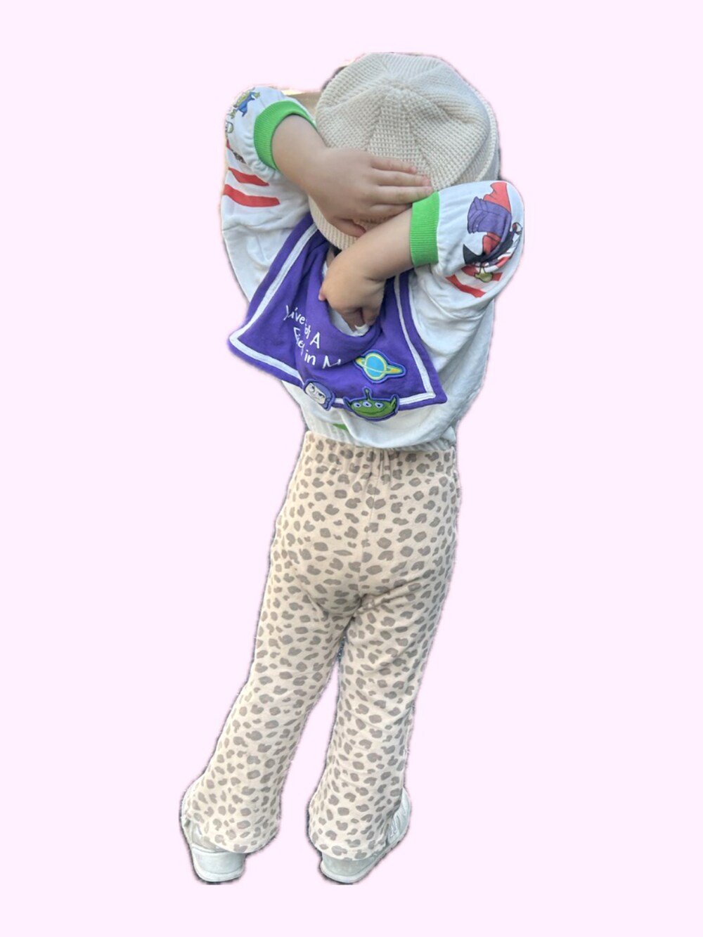「プチプラ、ニット帽、男の子、バズライトイヤー、トイストーリー、レオパード柄、フレアパンツ、しまむら、petit main、セーラーカラー、むすこーで、3歳、3歳男の子、3歳6ヶ月、おとこのこスタイル」｜「しまむらのアイテム（スウェット、ホワイト系）」を使った、𝚖𝚒𝚣𝚞☻︎　  さん（キッズ・90cm）の春コーディネートの3枚目の写真