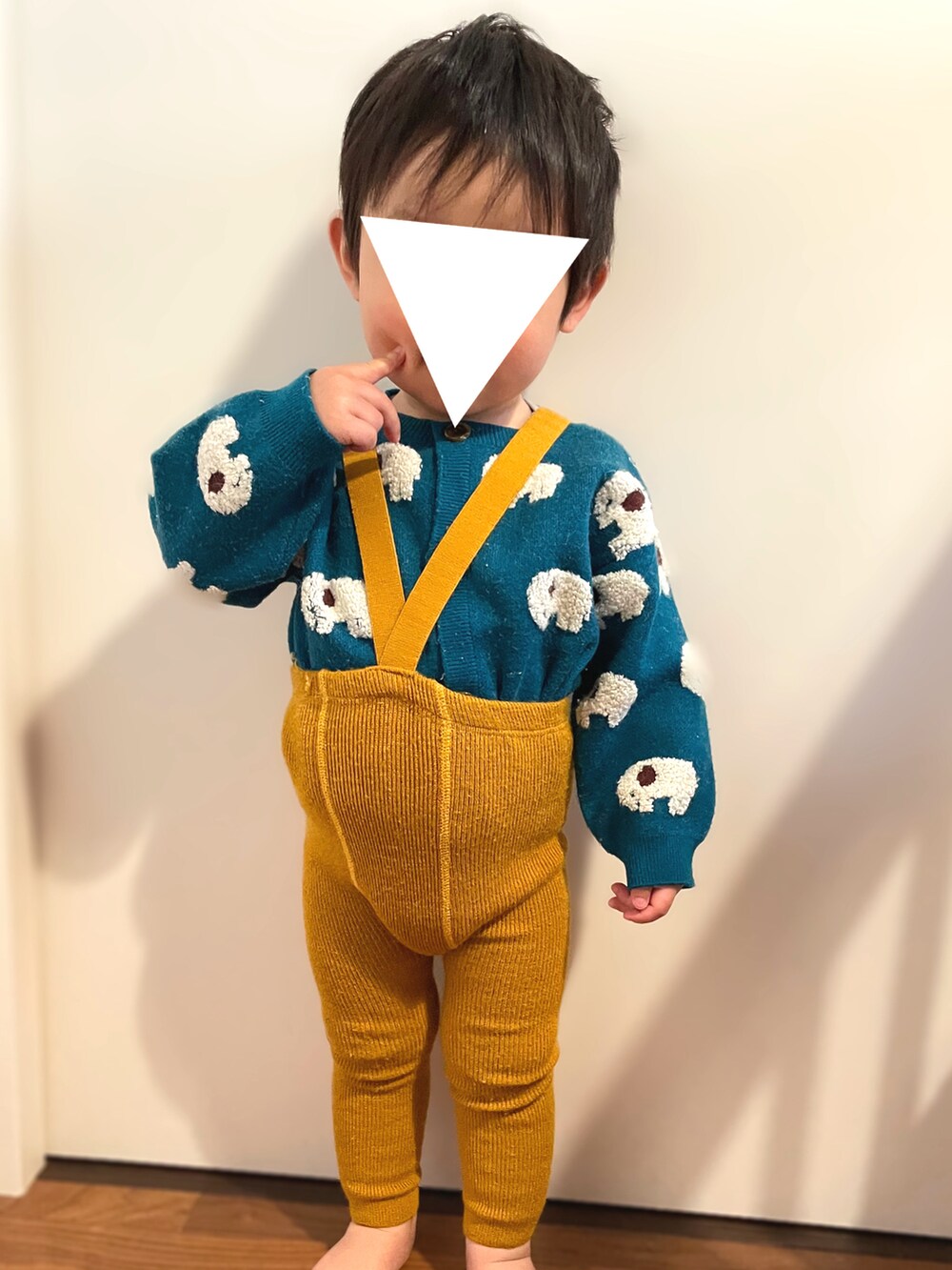 「韓国子供服、休日スタイル、むすこーで、赤ちゃんコーデ、1歳、1歳6ヶ月、1歳半、１歳男の子、男の子ベビー、ベビーコーデ、BREEZE、ベレー帽、サスペンダーレギンス、レギンス、ホットビスケッツ」｜「韓国子供服のアイテム（ハンチング/ベレー帽、ブルー系）」を使った、𝚖𝚒𝚣𝚞☻︎　  さん（キッズ・70cm）の春コーディネートの4枚目の写真