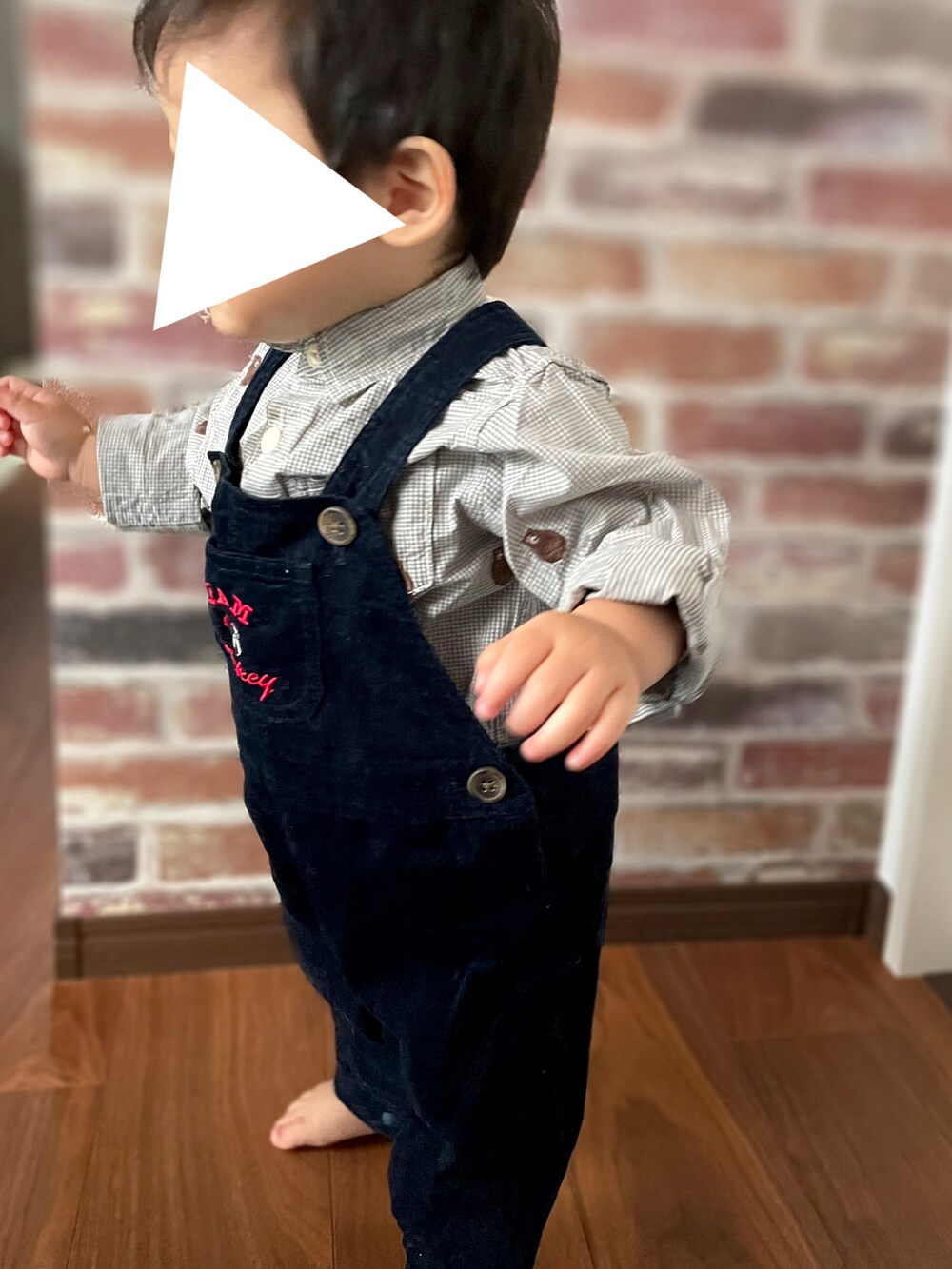 「休日スタイル、キッズファッション、サロペット、マーキーズ、markey's、おとこのこ、1歳、1歳1ヶ月、petit main、ミッキー、シャツスタイル、オーバーオール、男の子ベビー、ベビーコーデ、big field」｜「petit mainのアイテム（サロペット/オーバーオール、ブラック系）」を使った、𝚖𝚒𝚣𝚞☻︎　  さん（キッズ・70cm）の秋コーディネートの2枚目の写真
