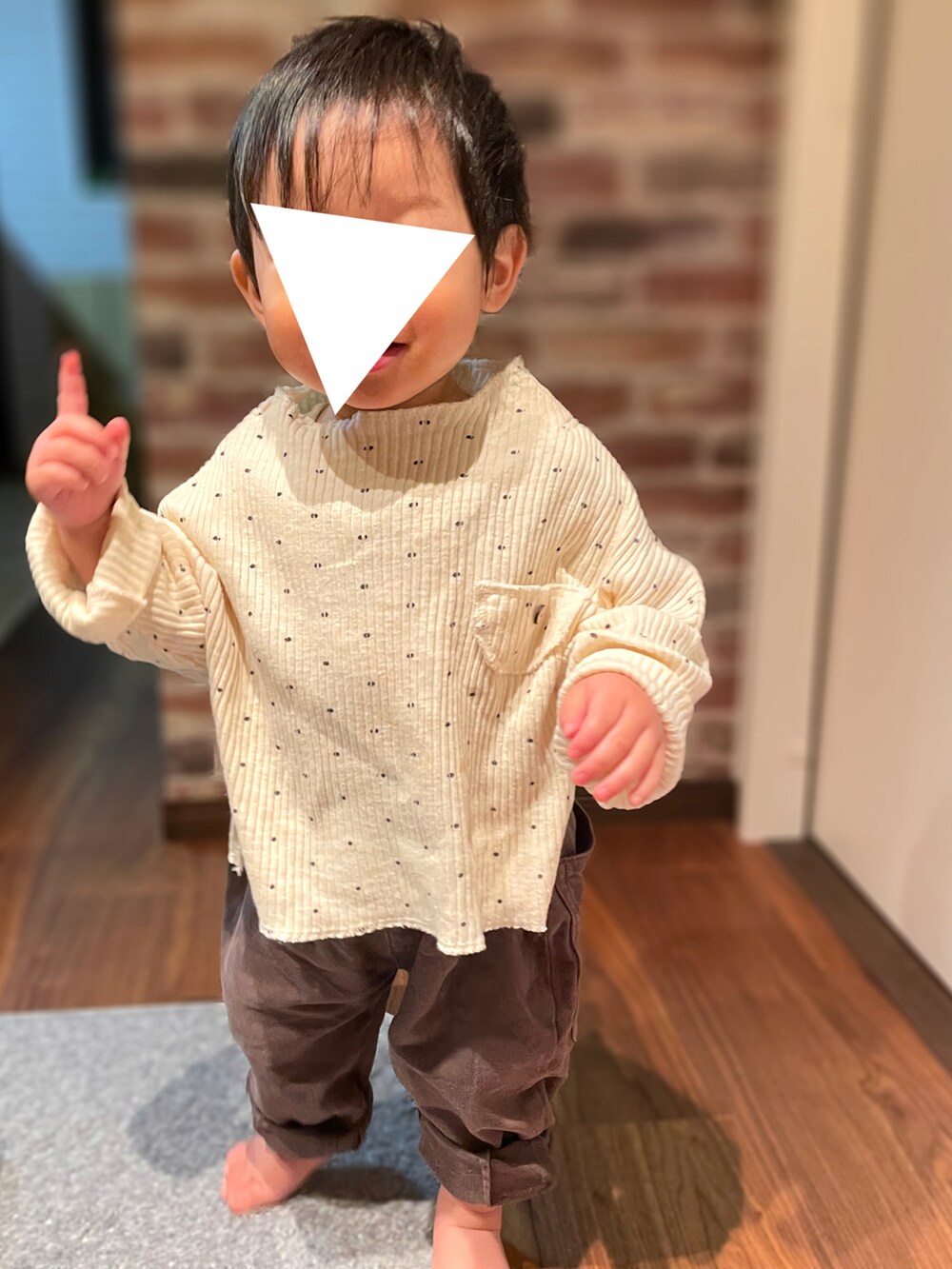 「キッズファッション、ベビーファッション、ベビーコーデ、男の子コーデ、おとこのこーで、むすこーで、シンプルコーデ、赤ちゃんコーデ、1歳、1歳3ヶ月、メイクユアデイ、アプレレクール、１歳男の子、保育園コーデ、保育園」｜「apres les coursのWEB限定 スラブリブTシャツ（Tシャツ/カットソー、その他）」を使った、𝚖𝚒𝚣𝚞☻︎　  さん（キッズ・70cm）の冬コーディネートの3枚目の写真