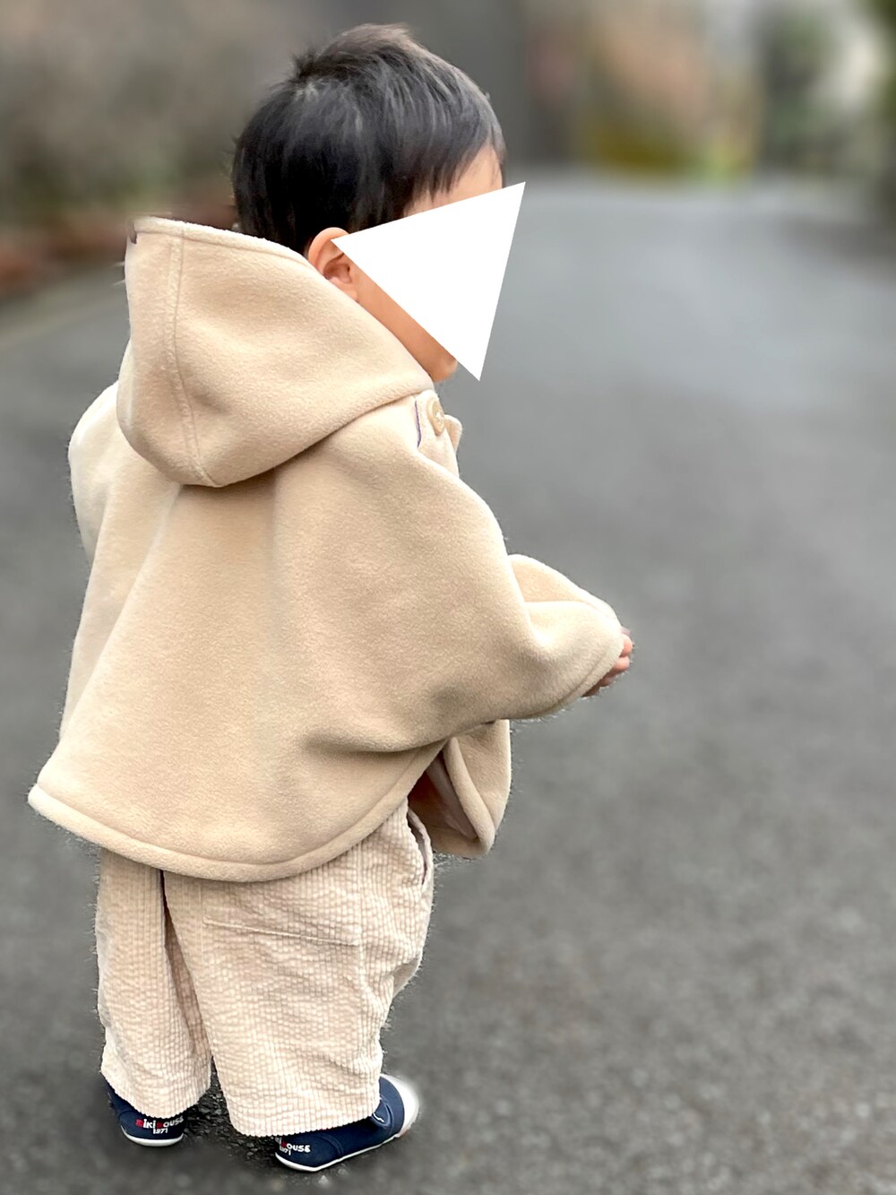 「キッズファッション、息子コーデ、休日コーデ、サロペット、1歳、1歳4ヶ月、１歳男の子、男の子ベビー、ベビーコーデ、ミキハウス、ポンチョ、BREEZE、むすこーで、おとこのこ」｜「MIKI HOUSEのピーコート風　ベビーマント（ポンチョ、ベージュ系）」を使った、𝚖𝚒𝚣𝚞☻︎　  さん（キッズ・70cm）の冬コーディネートの5枚目の写真