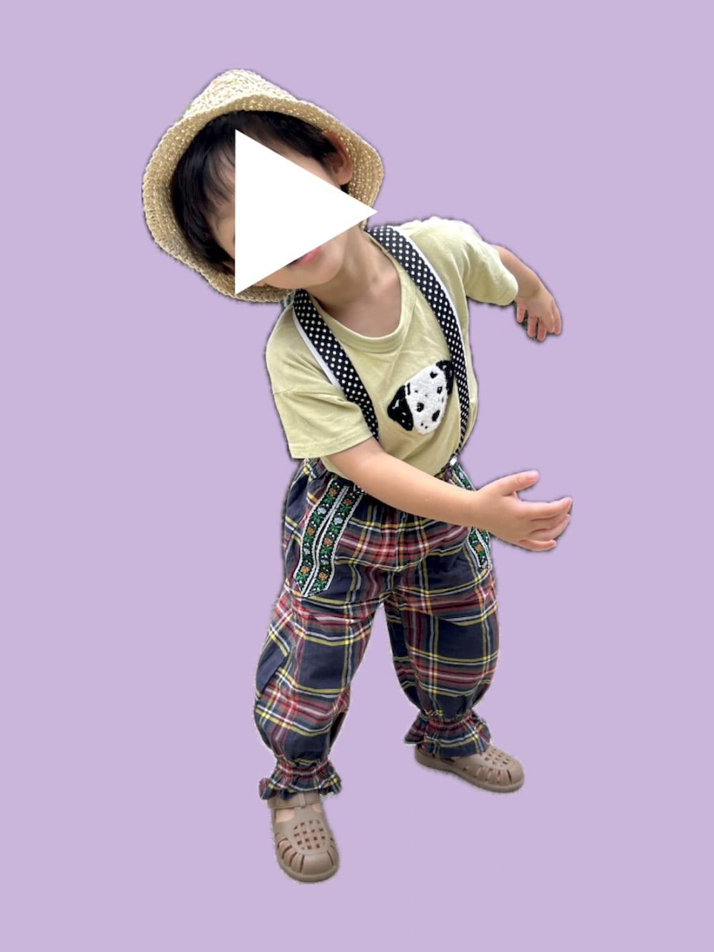 「夏ルックで気分アップ、夏コーデ、キッズコーデ、休日スタイル、Tシャツ、キッズファッション、男の子、3歳、3歳男の子、3歳10ヶ月、プティマイン、マーキーズ、むぎわら帽子、サスペンダー、チェックパンツ」｜「petit mainの【接触冷感】DOGTシャツ（Tシャツ/カットソー、グリーン系）」を使った、𝚖𝚒𝚣𝚞☻︎　  さん（キッズ・90cm）の夏コーディネートの2枚目の写真