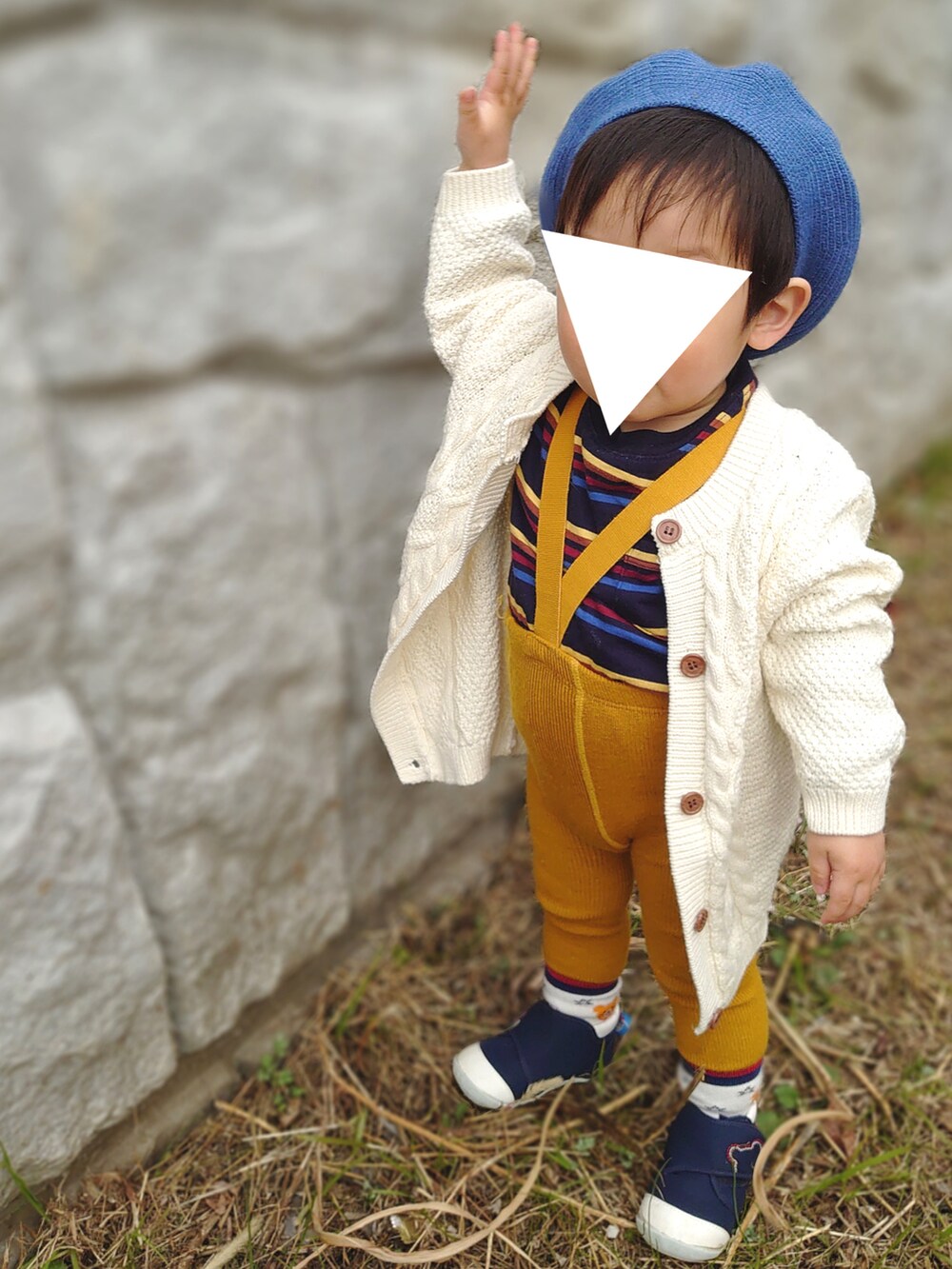 「おさんぽコーデ、韓国子供服、休日スタイル、キッズコーデ、1歳、1歳5ヶ月、１歳男の子、男の子ベビー、ベビーコーデ、サスペンダーレギンス、カーディガン、shein、condor、GAP、ベレー帽」｜「condorのアイテム（レギンス/スパッツ、イエロー系）」を使った、𝚖𝚒𝚣𝚞☻︎　  さん（キッズ・70cm）の冬コーディネートの2枚目の写真