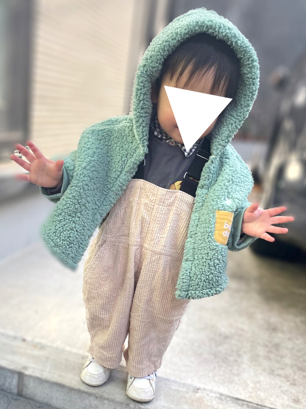 「キッズコーデ、キッズファッション、おとこのこスタイル、男の子、1歳、1歳5ヶ月、１歳男の子、男の子ベビー、ベビーコーデ、BREEZE、BABYDOLL、サロペット、ポンチョ、ZARA、恐竜」｜「CONVERSEのCONVERSE MINI INCHSTAR W/N / コンバース ミニ インチスター W/N（スニーカー、ホワイト系）」を使った、𝚖𝚒𝚣𝚞☻︎　  さん（キッズ・70cm）の冬コーディネートの3枚目の写真