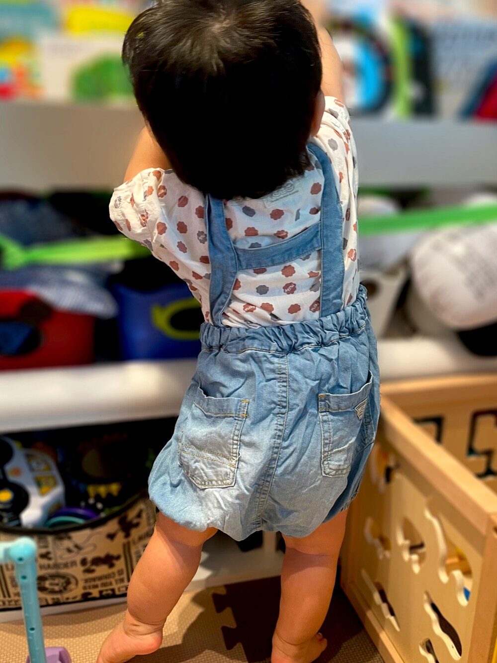 「真夏のアクティブスタイル、キッズファッション、男の子、デニム、シャツスタイル、BREEZE、生後11ヶ月、０歳、ベビーコーデ、男の子ベビー、アプレレクール、milky、サロペット、ベビーサロペット、おとこのこ」｜「BREEZEのTシャツ&サロペットセット（ロンパース、オレンジ系）」を使った、𝚖𝚒𝚣𝚞☻︎　  さん（キッズ・70cm）の夏コーディネートの2枚目の写真