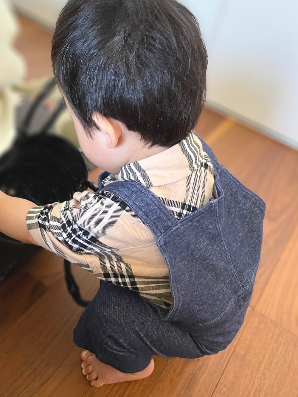 「キッズファッション、むすこーで、休日コーデ、おとこのこーで、おとこのこ、オーバーオール、POLO、しまむら、組曲、1歳、1歳1ヶ月、男の子ベビー、チェックシャツ、ベビーコーデ」｜「組曲のアイテム（サロペット/オーバーオール、ブルー系）」を使った、𝚖𝚒𝚣𝚞☻︎　  さん（キッズ・70cm）の秋コーディネートの2枚目の写真
