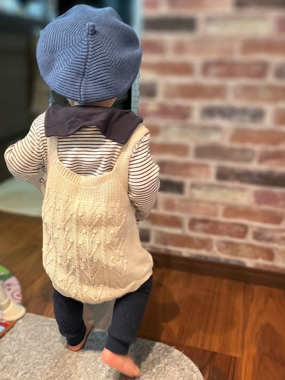 「男の子、韓国子供服、1歳、サロペット、赤ちゃんコーデ、ベビーファッション、むすこーで、1歳2ヶ月、男の子ベビー、ベビーコーデ、バースデイ、cottoli、ベレー帽、ニットベレー、ニットサロペット」｜「F.O.Online Storeのアイテム（レギンス/スパッツ、ブラック系）」を使った、𝚖𝚒𝚣𝚞☻︎　  さん（キッズ・70cm）の秋コーディネートの5枚目の写真