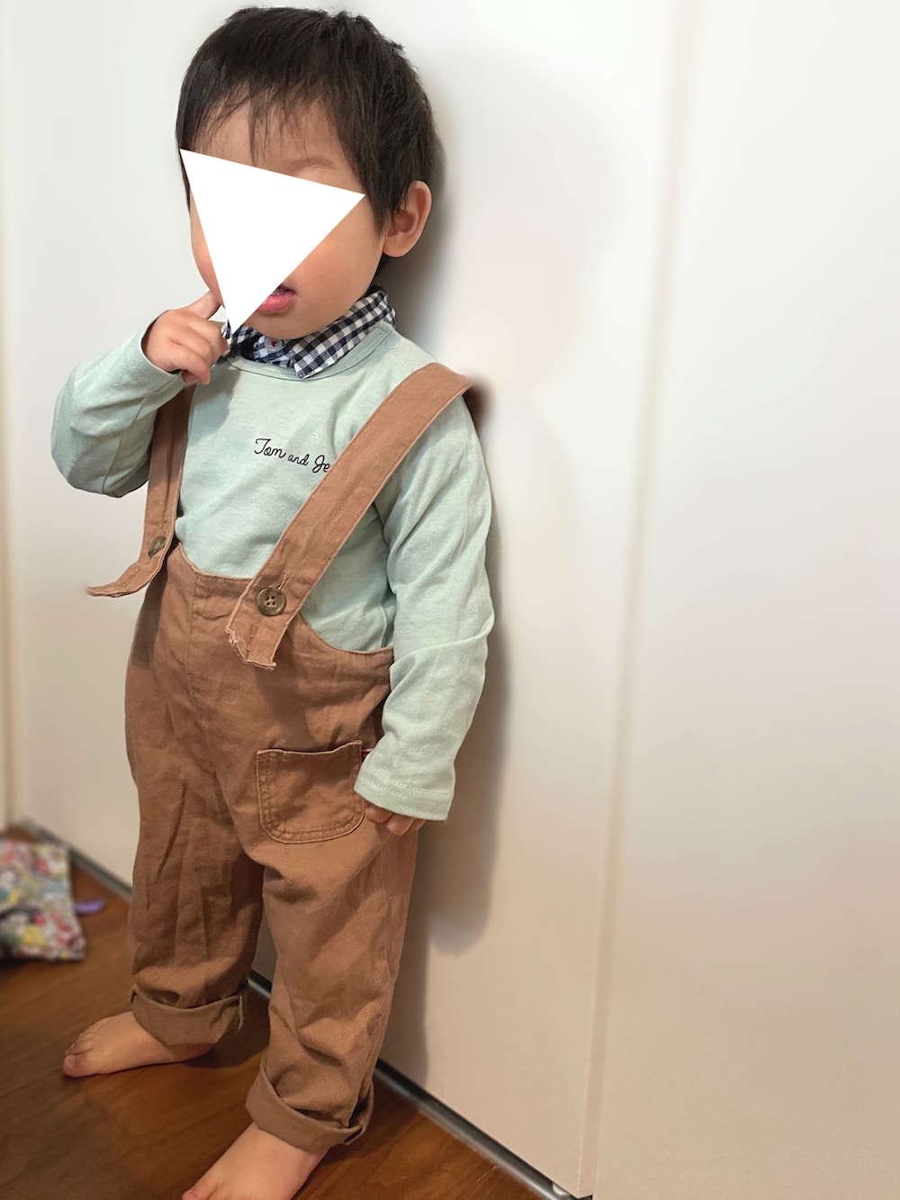 「男の子ファッション、キッズコーデ、プチプラ、春色、ギンガムチェック、子供服、1歳、1歳5ヶ月、１歳男の子、男の子ベビー、ベビーコーデ、サロペット、アカチャンホンポ、しまむら、トムとジェリー」｜「しまむらのアイテム（サロペット/オーバーオール、ブラウン系）」を使った、𝚖𝚒𝚣𝚞☻︎　  さん（キッズ・70cm）の冬コーディネートの2枚目の写真