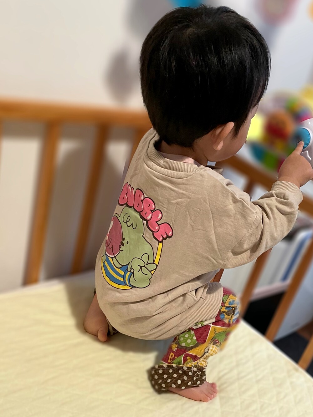「キッズファッション、むすこーで、男の子、韓国子供服、保育園コーデ、保育園、1歳、1歳3ヶ月、男の子ベビー、ベビーコーデ、１歳男の子、Bit’z、派手パンツ、PIMPOLLO、バックプリント」｜「BIT'Zのアイテム（その他パンツ、その他）」を使った、𝚖𝚒𝚣𝚞☻︎　  さん（キッズ・70cm）の冬コーディネートの3枚目の写真