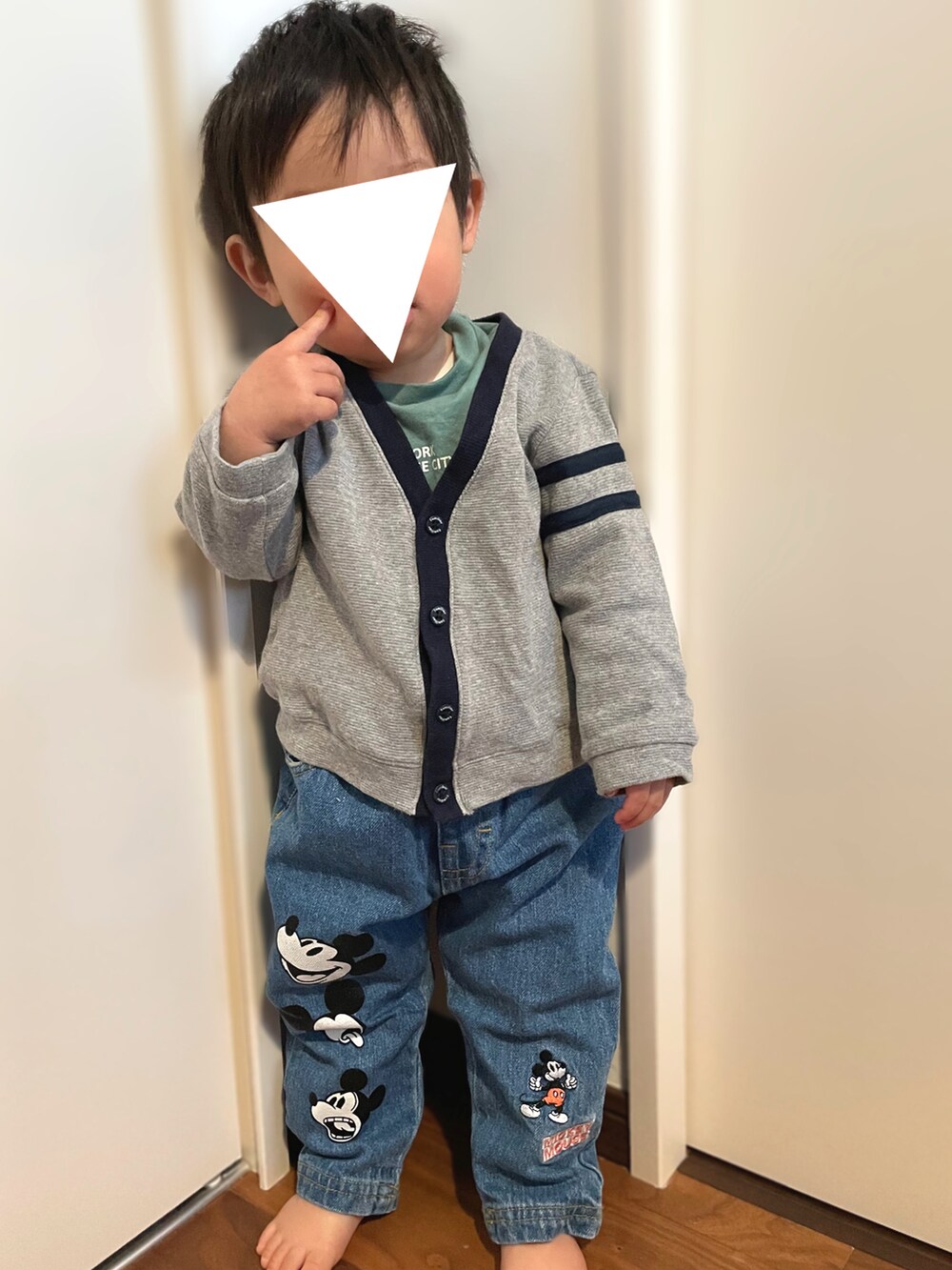 「男の子コーデ、キッズコーデ、男の子、おとこのこ、デニムパンツ、ミッキー、男の子ベビー、一歳半、１歳男の子、1歳、1歳半、1歳6ヶ月、familiar、BREEZE、西松屋」｜「Disneyのディズニーキャラクター デニムパンツ（その他パンツ、ブルー系）」を使った、𝚖𝚒𝚣𝚞☻︎　  さん（キッズ・70cm）の冬コーディネートの2枚目の写真
