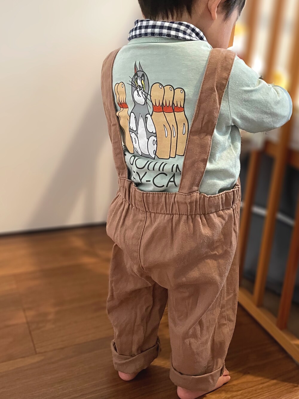 「男の子ファッション、キッズコーデ、プチプラ、春色、ギンガムチェック、子供服、1歳、1歳5ヶ月、１歳男の子、男の子ベビー、ベビーコーデ、サロペット、アカチャンホンポ、しまむら、トムとジェリー」｜「しまむらのアイテム（サロペット/オーバーオール、ブラウン系）」を使った、𝚖𝚒𝚣𝚞☻︎　  さん（キッズ・70cm）の冬コーディネートの3枚目の写真