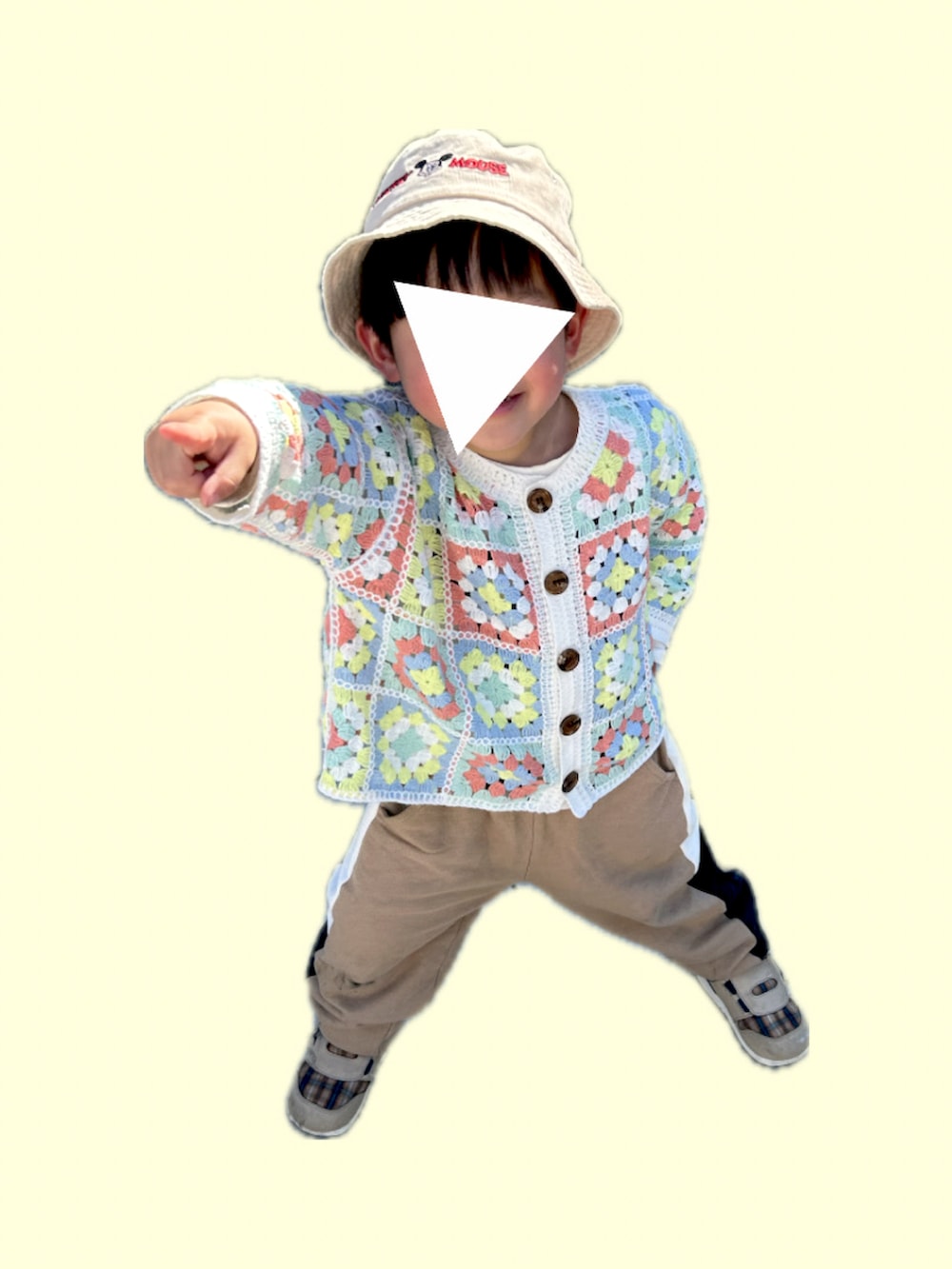 「春コーデ、キッズコーデ、キッズファッション、男の子コーデ、バケットハット、カーディガン、ハット、3歳、3歳6ヶ月、3歳男の子、BREEZE、スウェットパンツ、coca、しまむら、クロシェ」｜「BREEZEのクロシェカーディガン（カーディガン/ボレロ、その他）」を使った、𝚖𝚒𝚣𝚞☻︎　  さん（キッズ・90cm）の春コーディネートの3枚目の写真