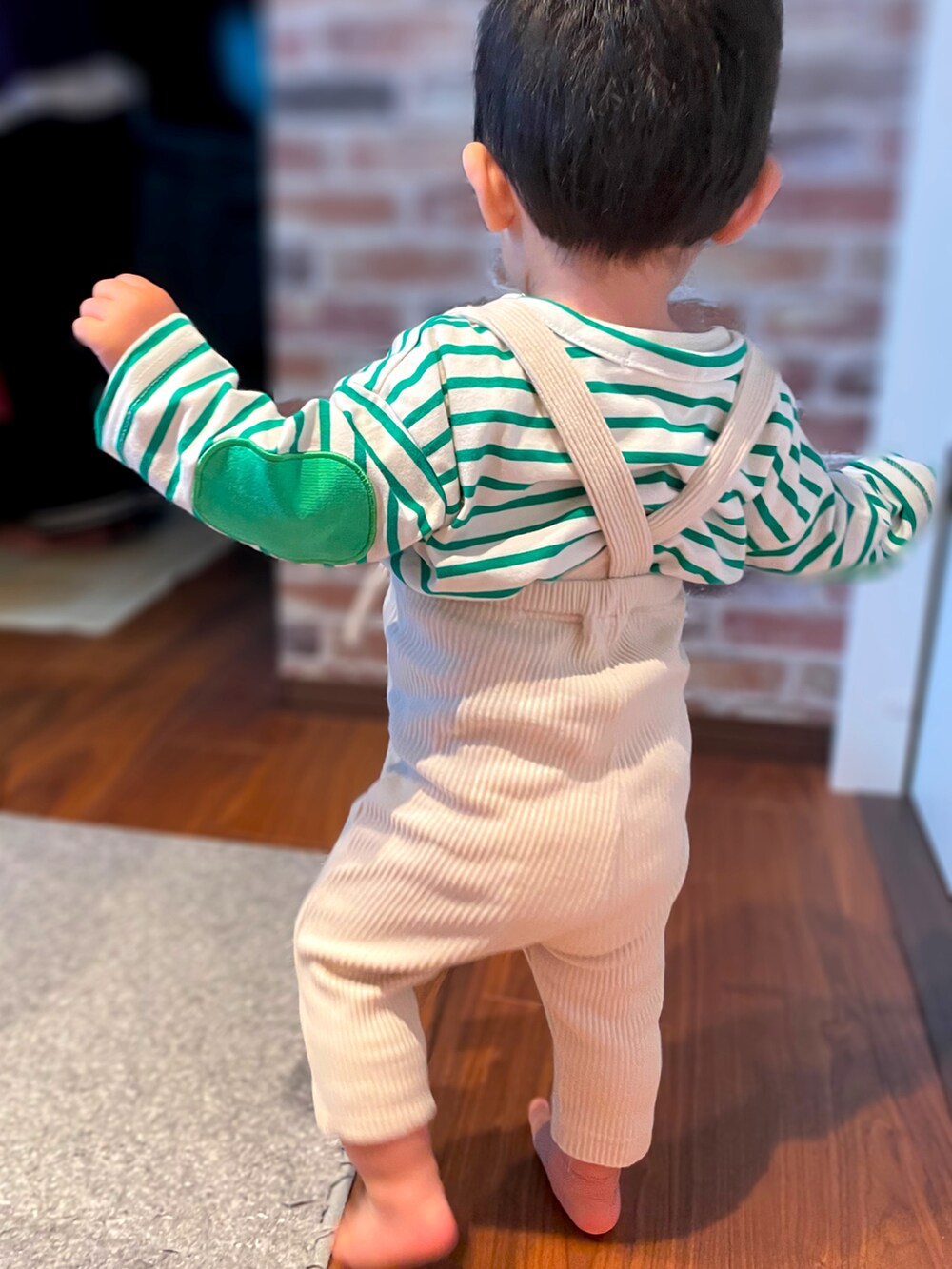 「男の子コーデ、ボーダー、むすこーで、1歳、おとこのこ、ベビーコーデ、おとこのこスタイル、むすこふく、1歳2ヶ月、トンガリ帽子、韓国子供服、男の子ベビー、サスペンダーレギンス、しまむら、kidsfashion」｜「しまむらのアイテム（レギンス/スパッツ、ホワイト系）」を使った、𝚖𝚒𝚣𝚞☻︎　  さん（キッズ・70cm）の秋コーディネートの3枚目の写真